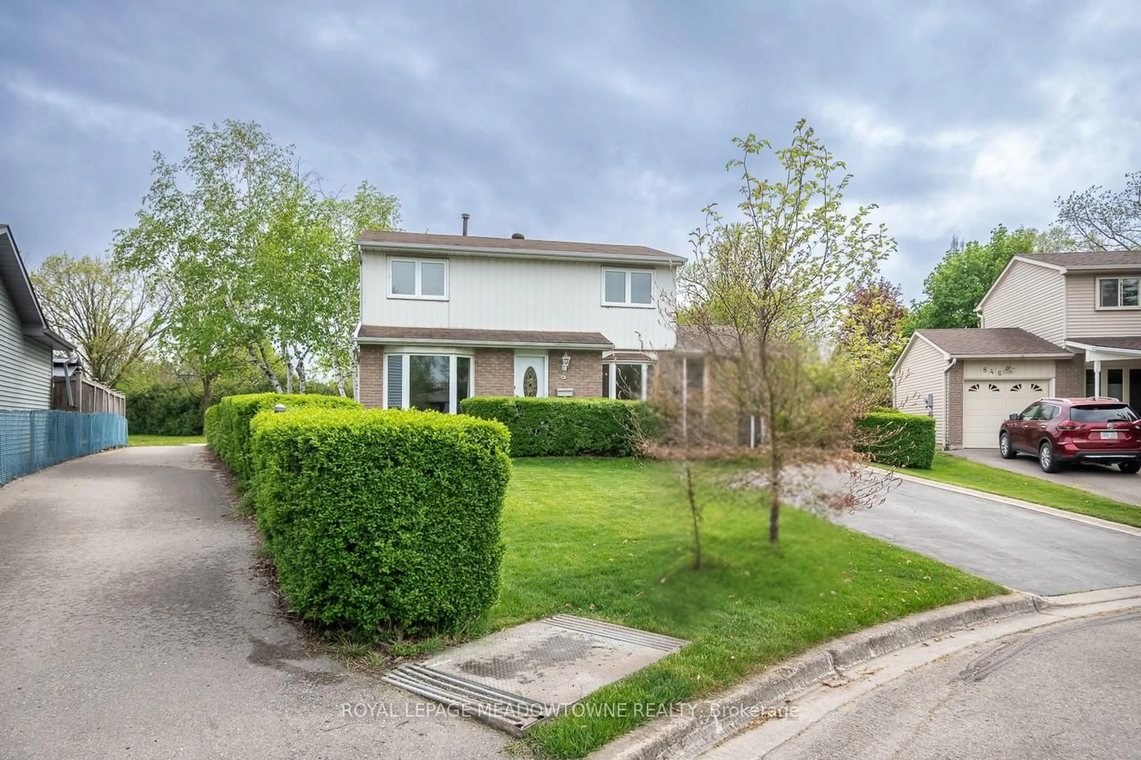 A pic from outside/outdoor area/front of a property/back of a property/a pic from drone, street for 852 Edison Crt, Milton Ontario L9T 3W1