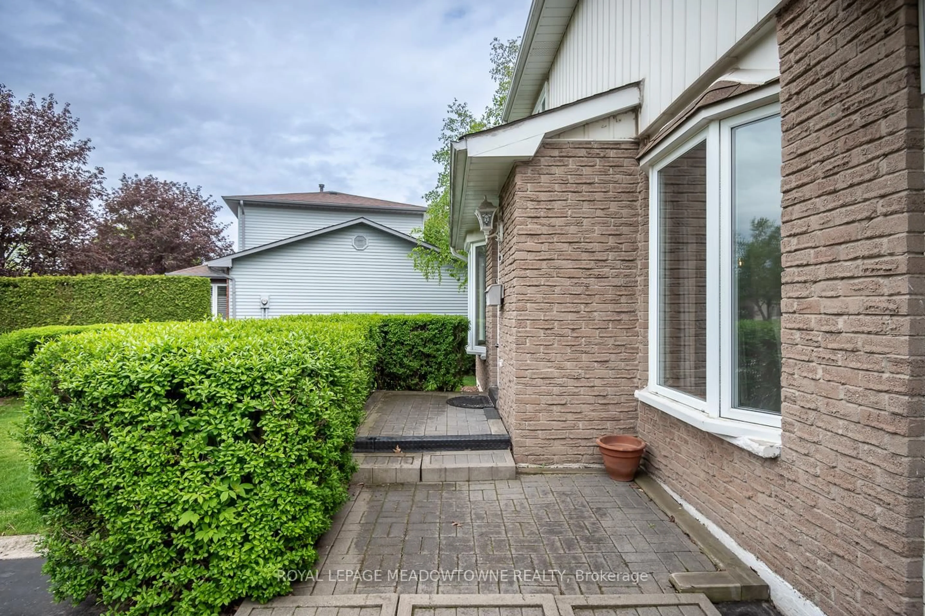 Unknown for 852 Edison Crt, Milton Ontario L9T 3W1