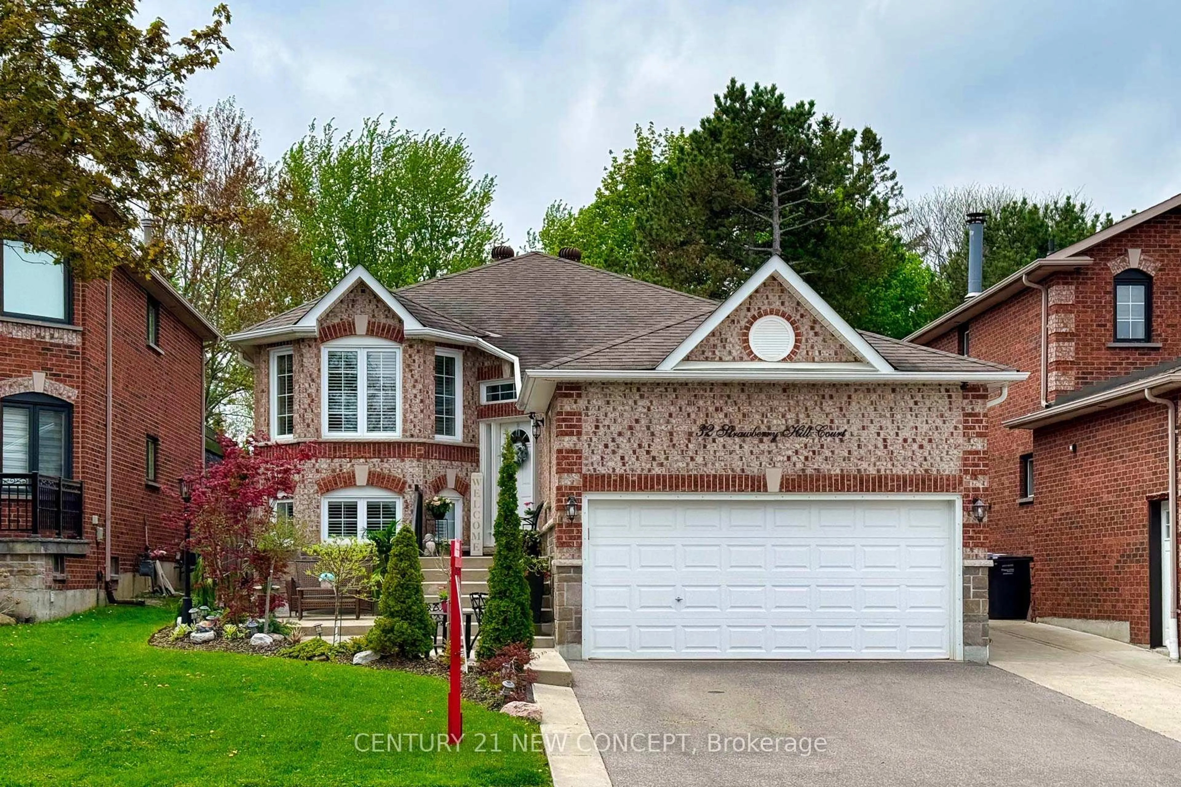 Home with brick exterior material, street for 32 Strawberry Hill Crt N/A, Caledon Ontario L7E 1S1