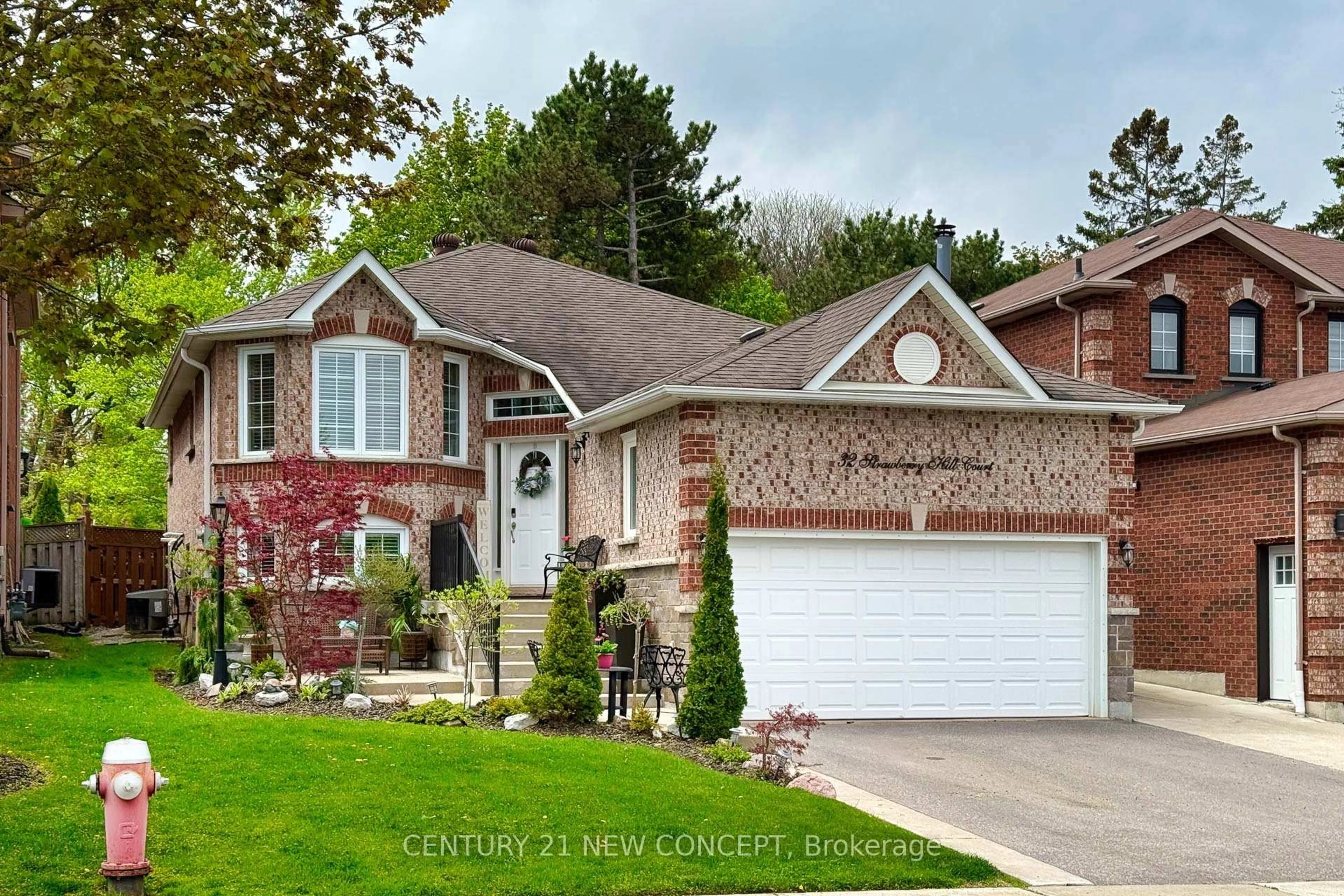 Home with brick exterior material, street for 32 Strawberry Hill Crt, Caledon Ontario L7E 1S1