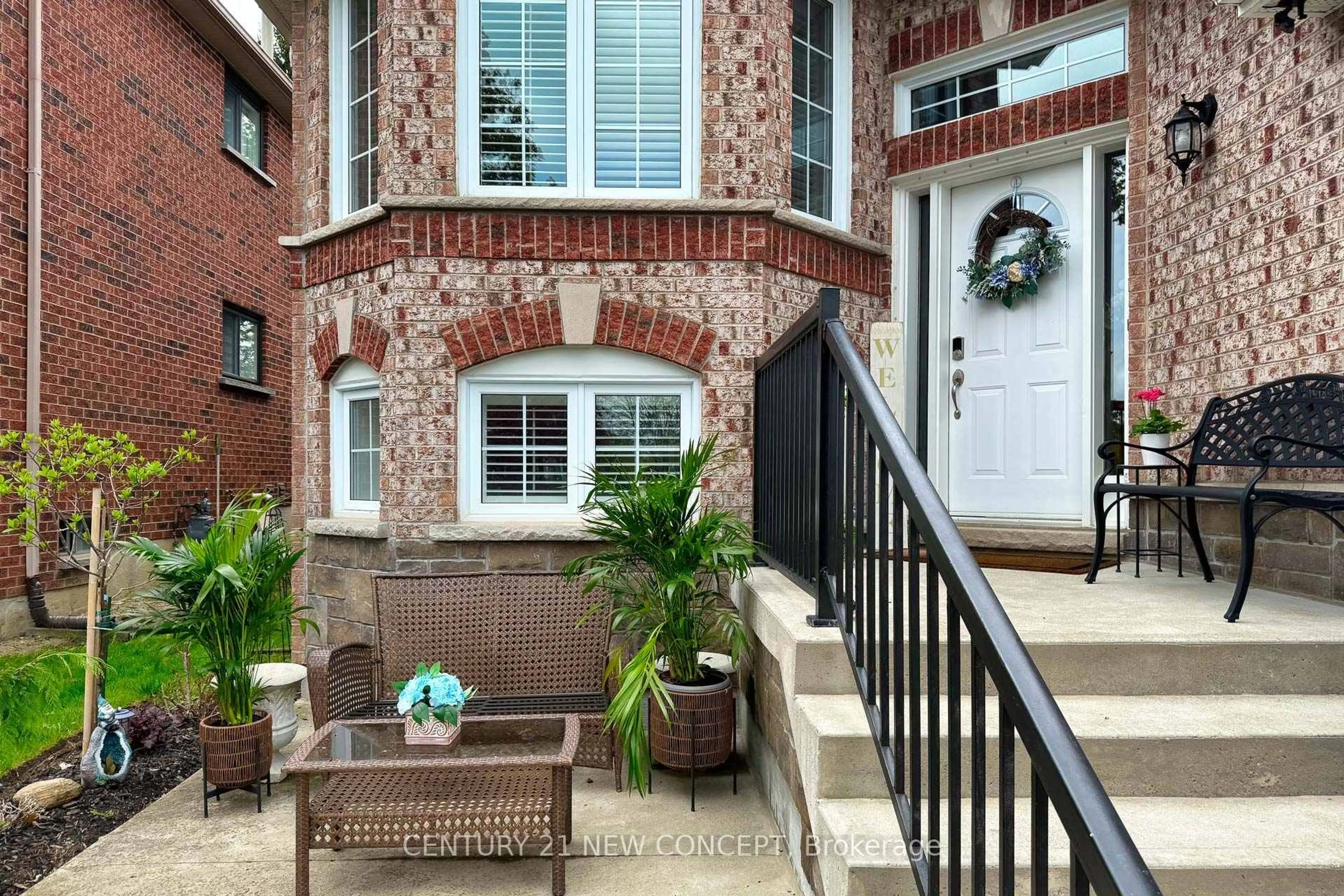 Home with brick exterior material, street for 32 Strawberry Hill Crt, Caledon Ontario L7E 1S1