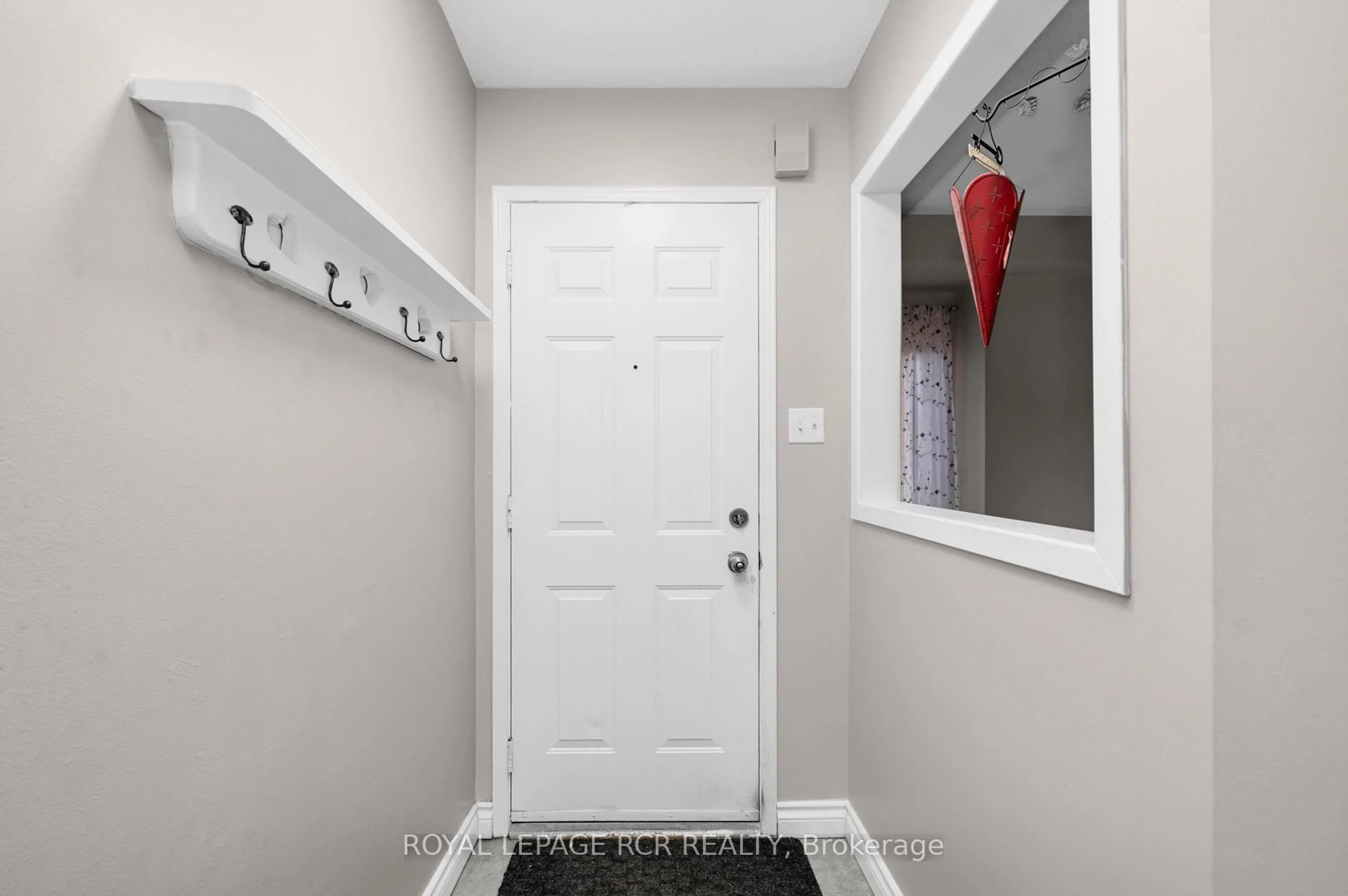 Indoor entryway for 120 Howard Cres, Orangeville Ontario L9W 4W2