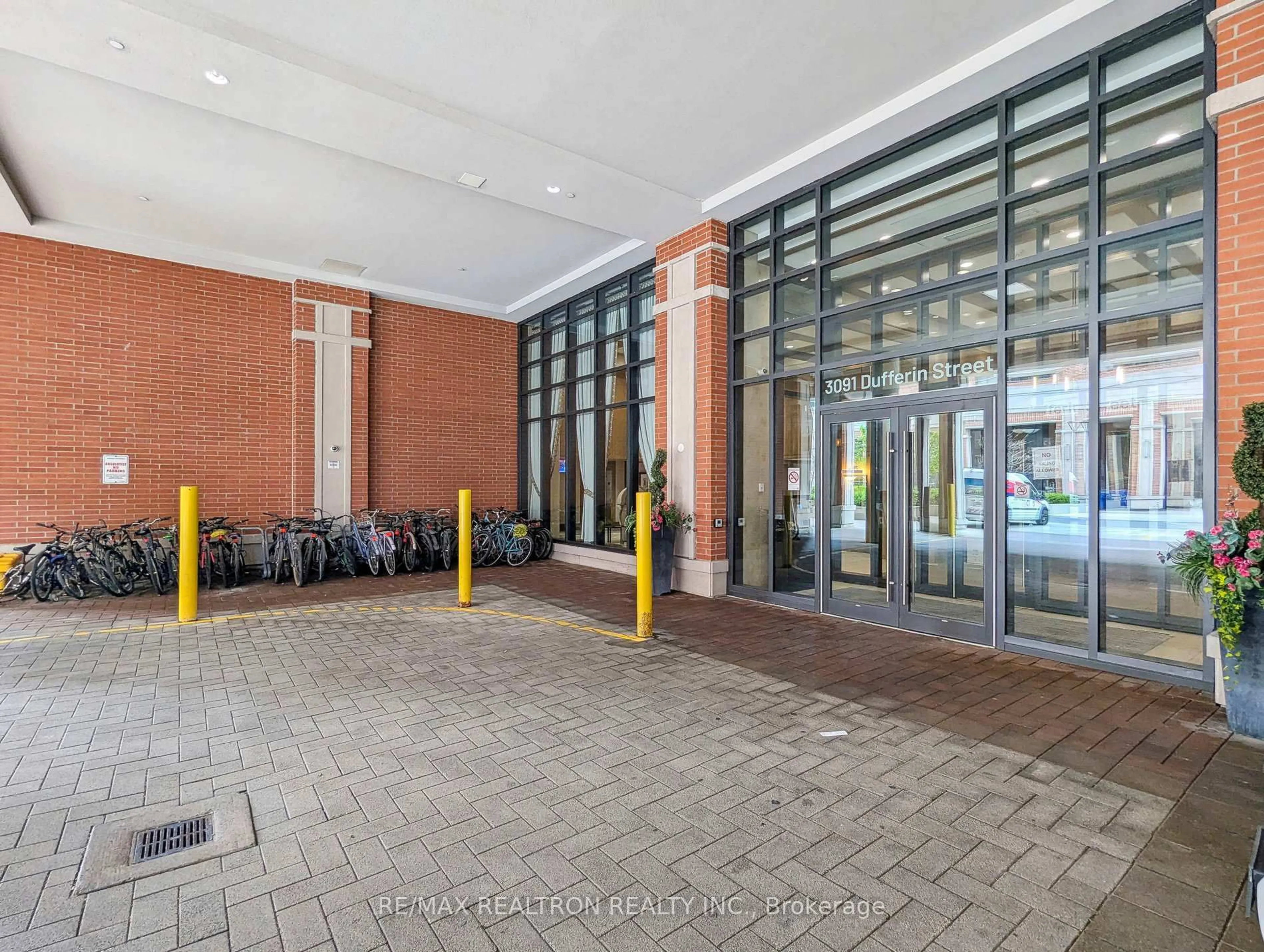 Indoor foyer for 3091 Dufferin St #731, Toronto Ontario M6A 0C4