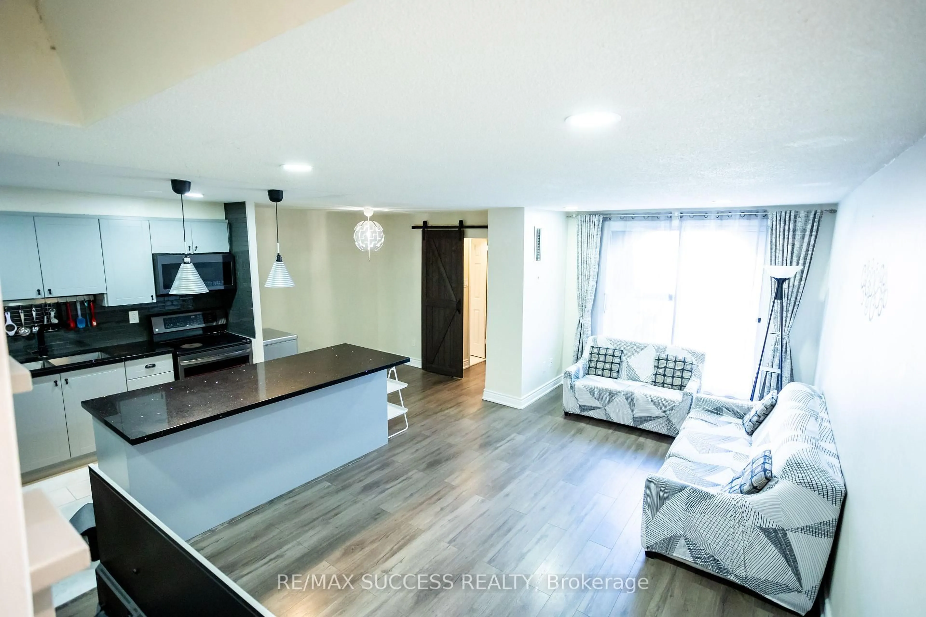 Unknown for 2095 Roche Crt #207, Mississauga Ontario L5K 2C8