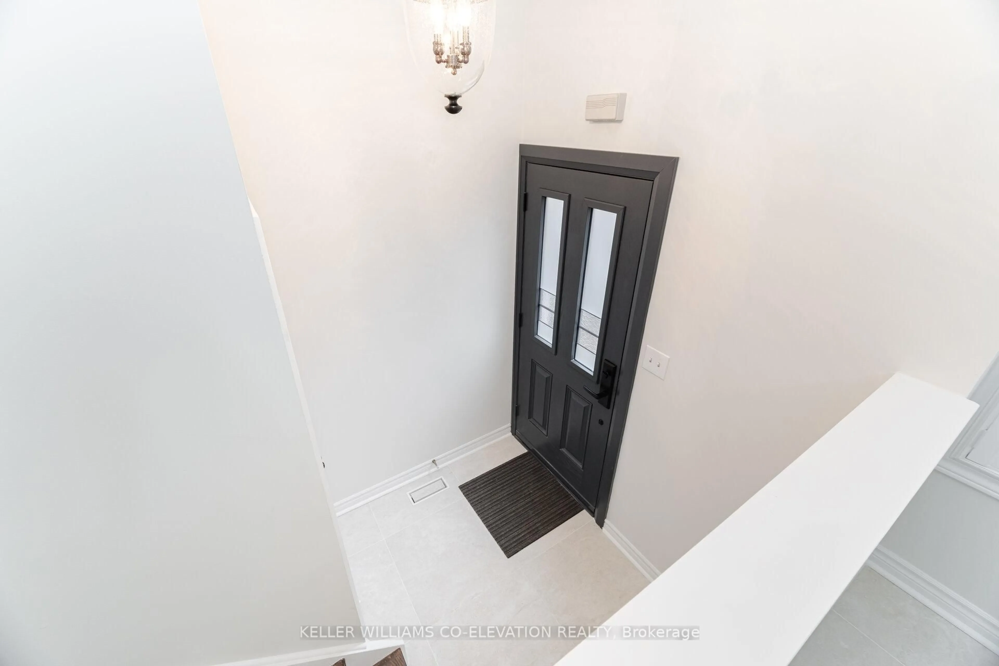 Indoor foyer for 195 Grand Ave #6, Toronto Ontario M8Y 3Y3