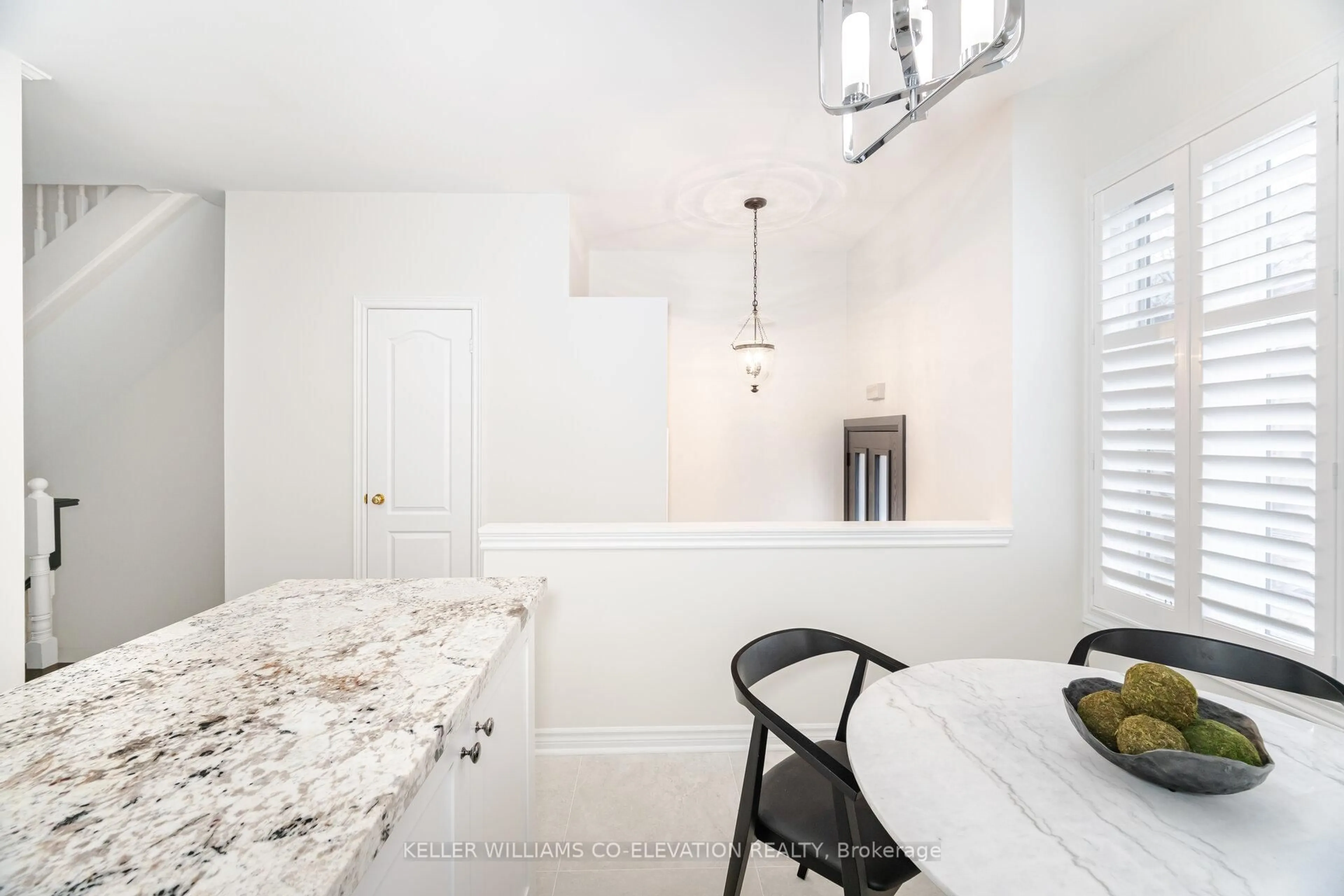 Contemporary bathroom, ceramic/tile floor for 195 Grand Ave #6, Toronto Ontario M8Y 3Y3
