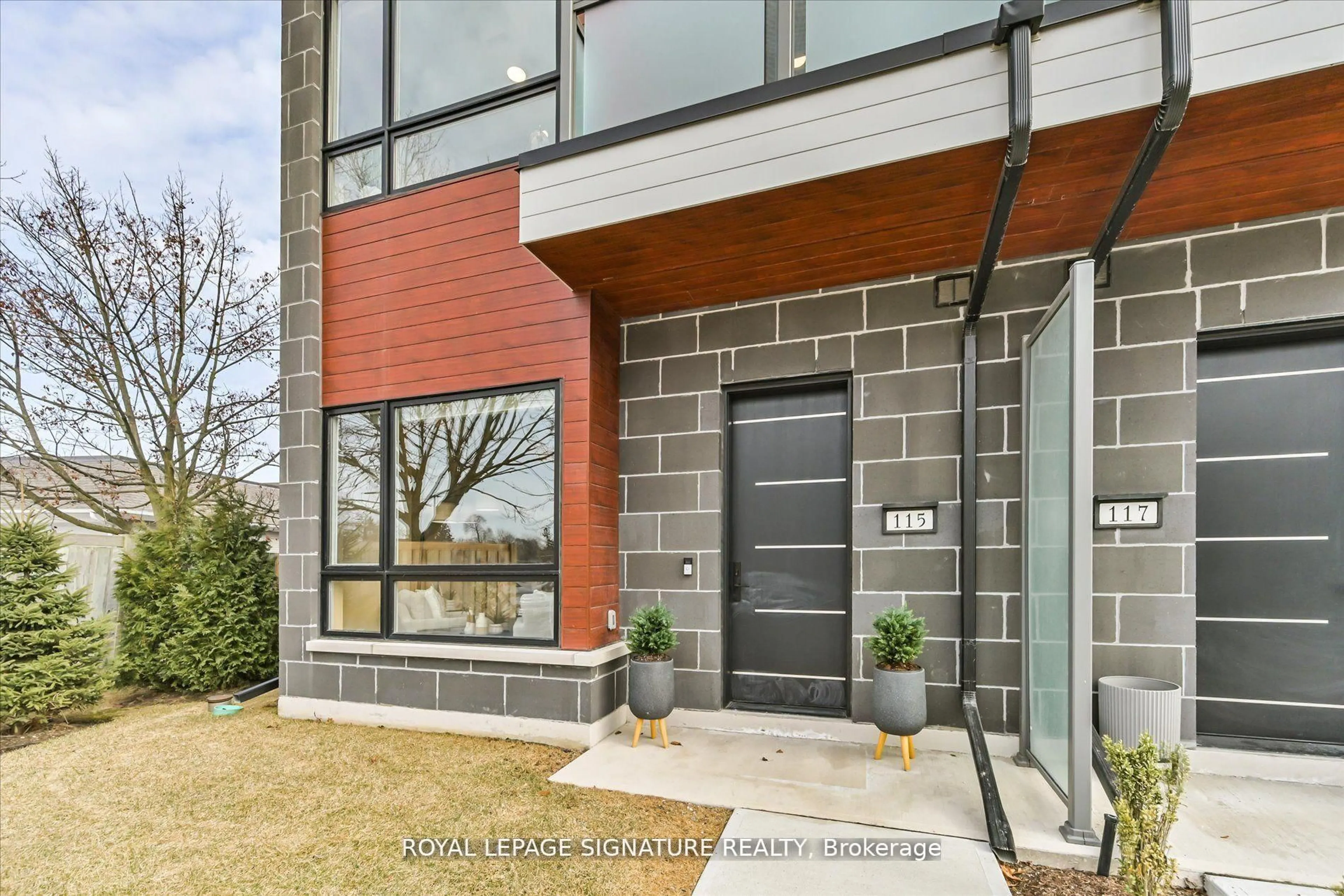 Home with brick exterior material, street for 115 High St, Mississauga Ontario L5H 1K4