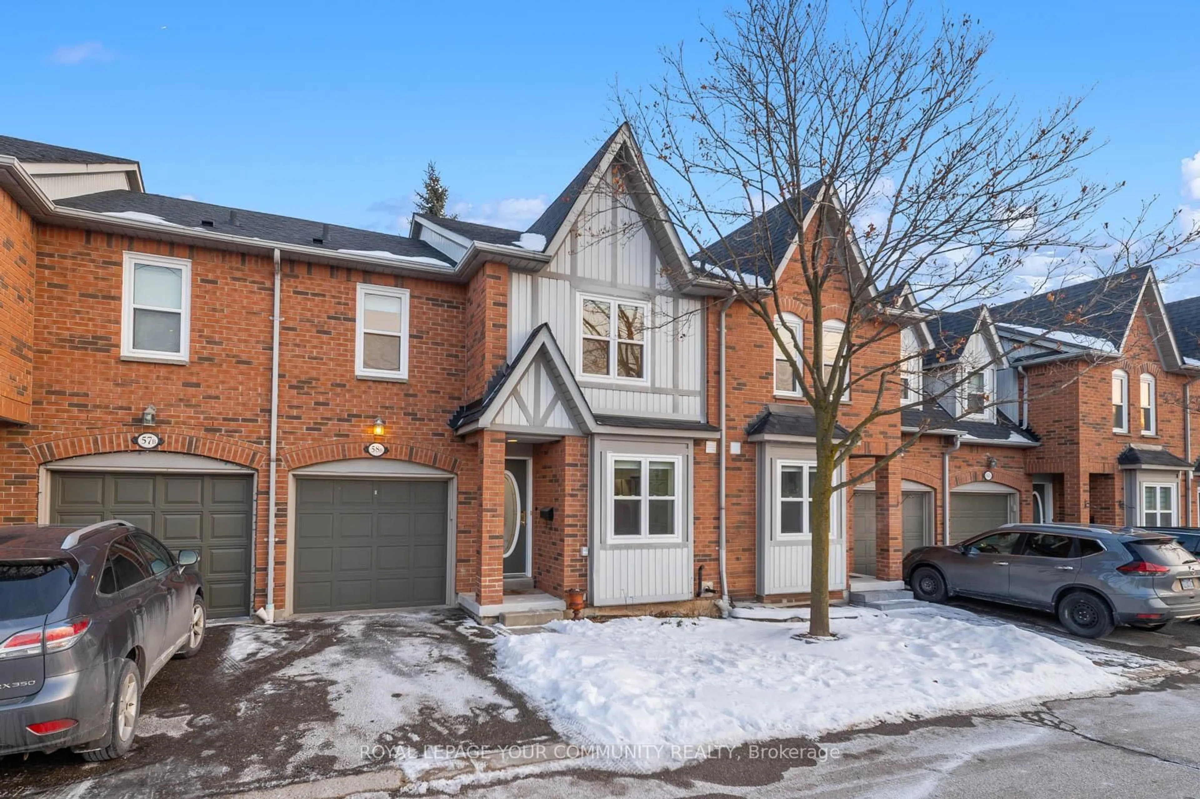 A pic from outside/outdoor area/front of a property/back of a property/a pic from drone, street for 5865 Dalebrook Cres #58B, Mississauga Ontario L5M 5X1