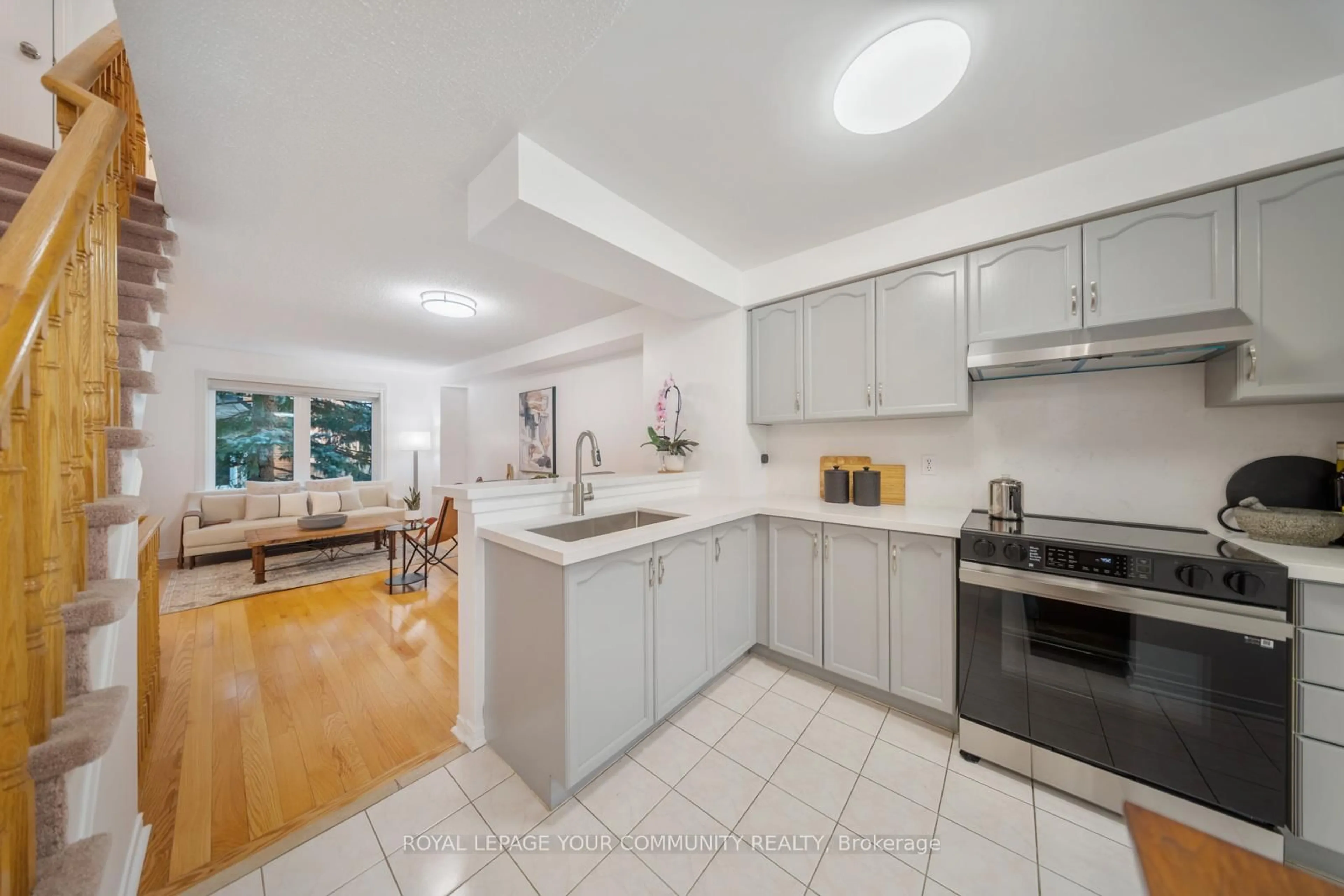 Open concept kitchen, ceramic/tile floor for 5865 Dalebrook Cres #58B, Mississauga Ontario L5M 5X1