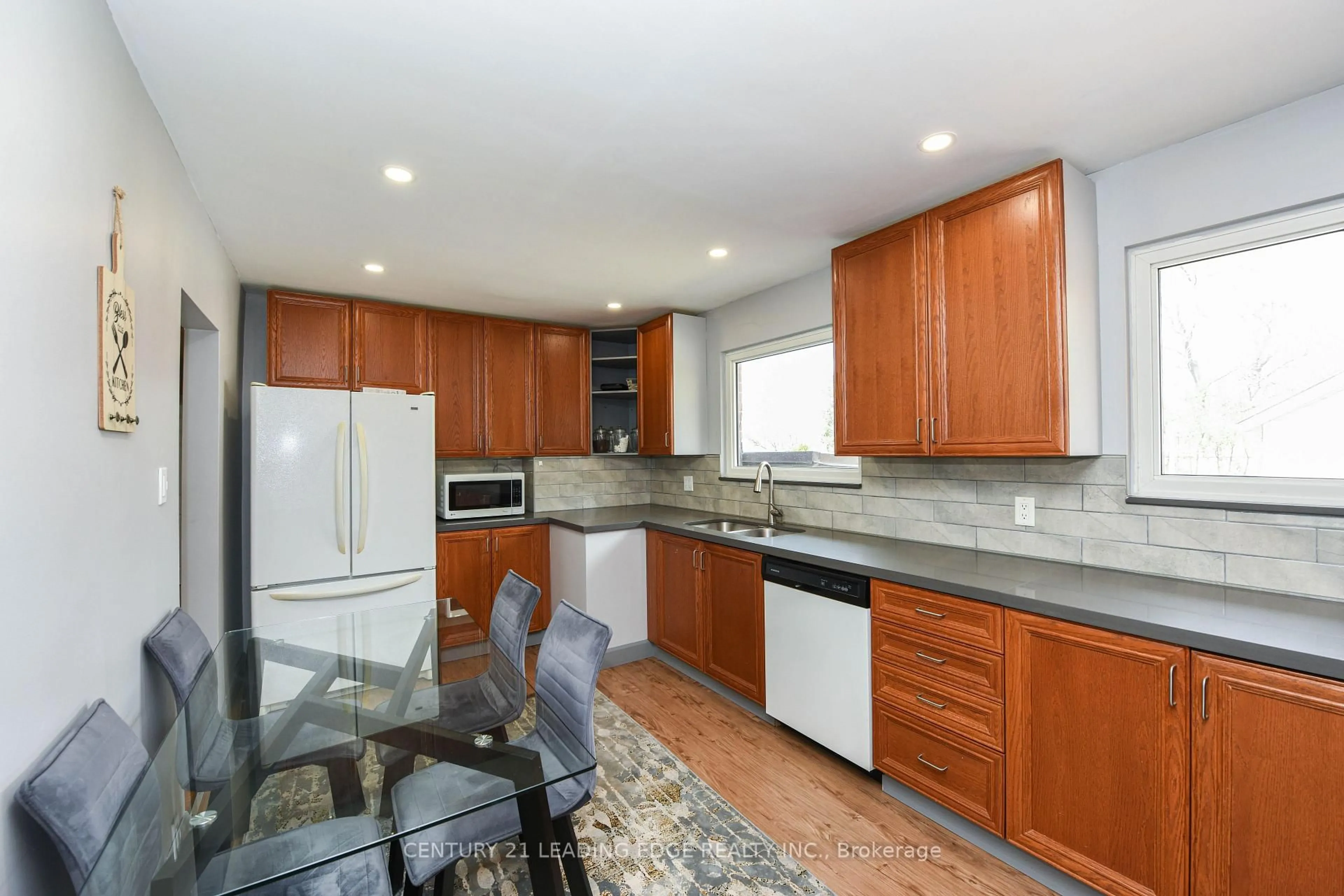 Unknown for 34 Paragon Rd, Toronto Ontario M9R 1J8