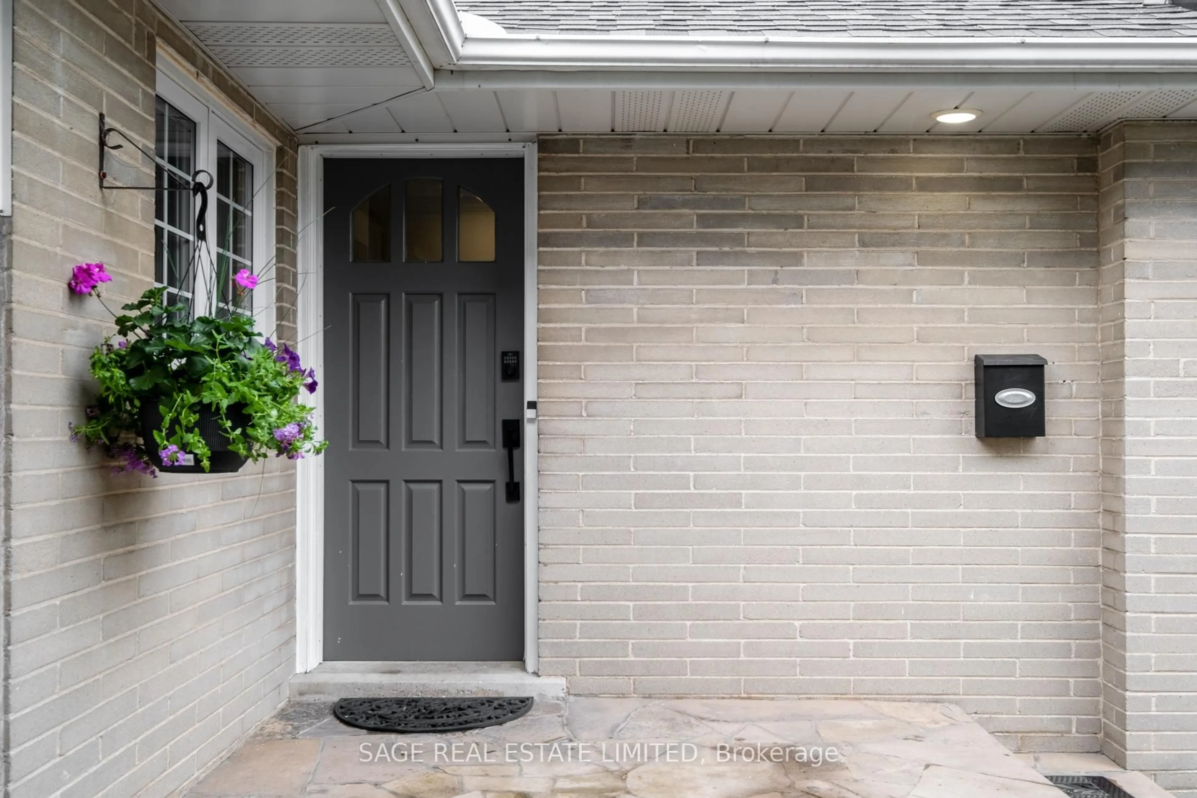 Indoor entryway for 52 Glen Agar Dr, Toronto Ontario M9B 5M1