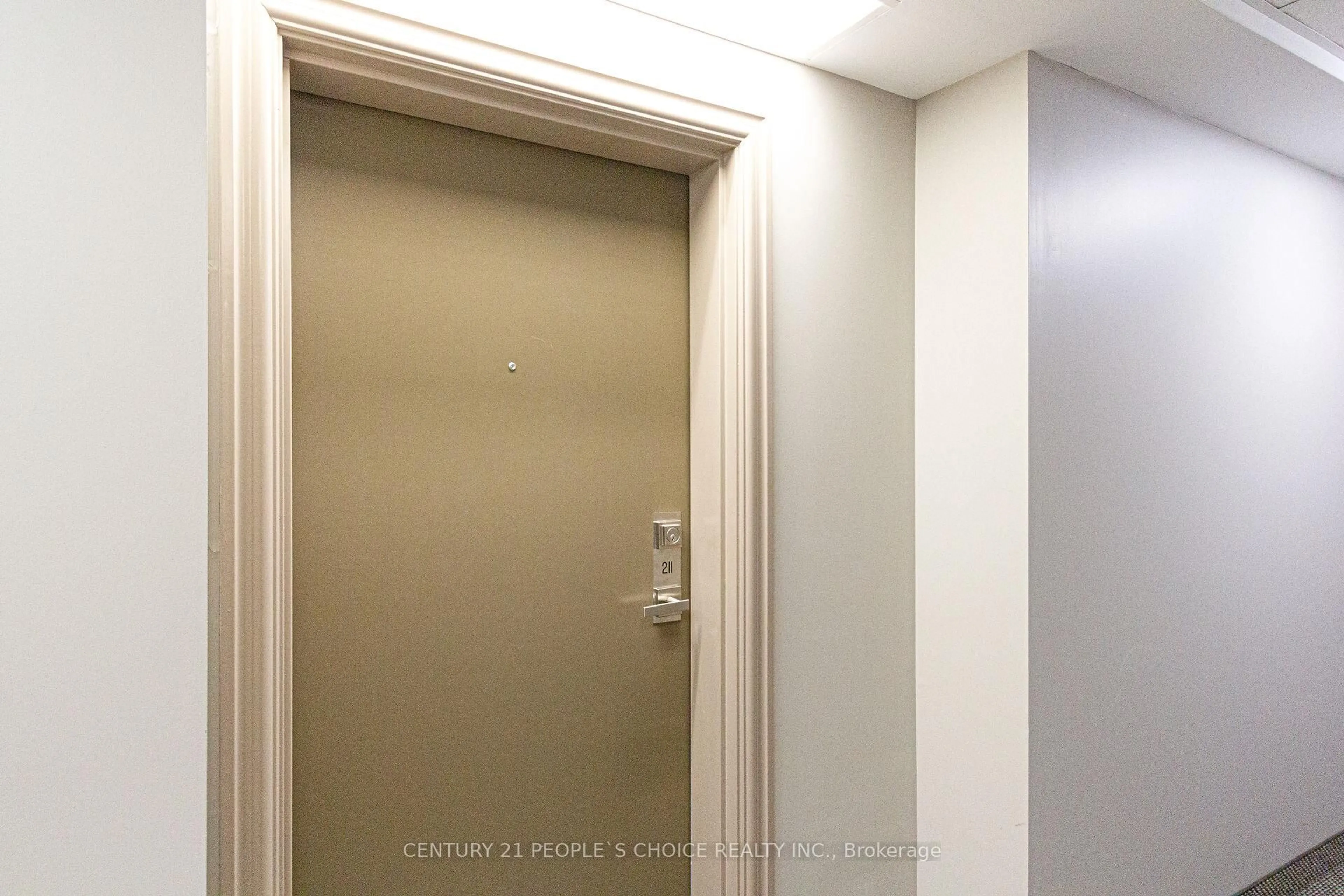 Indoor foyer for 1045 Nadalin Hts #211, Milton Ontario L9T 8R5