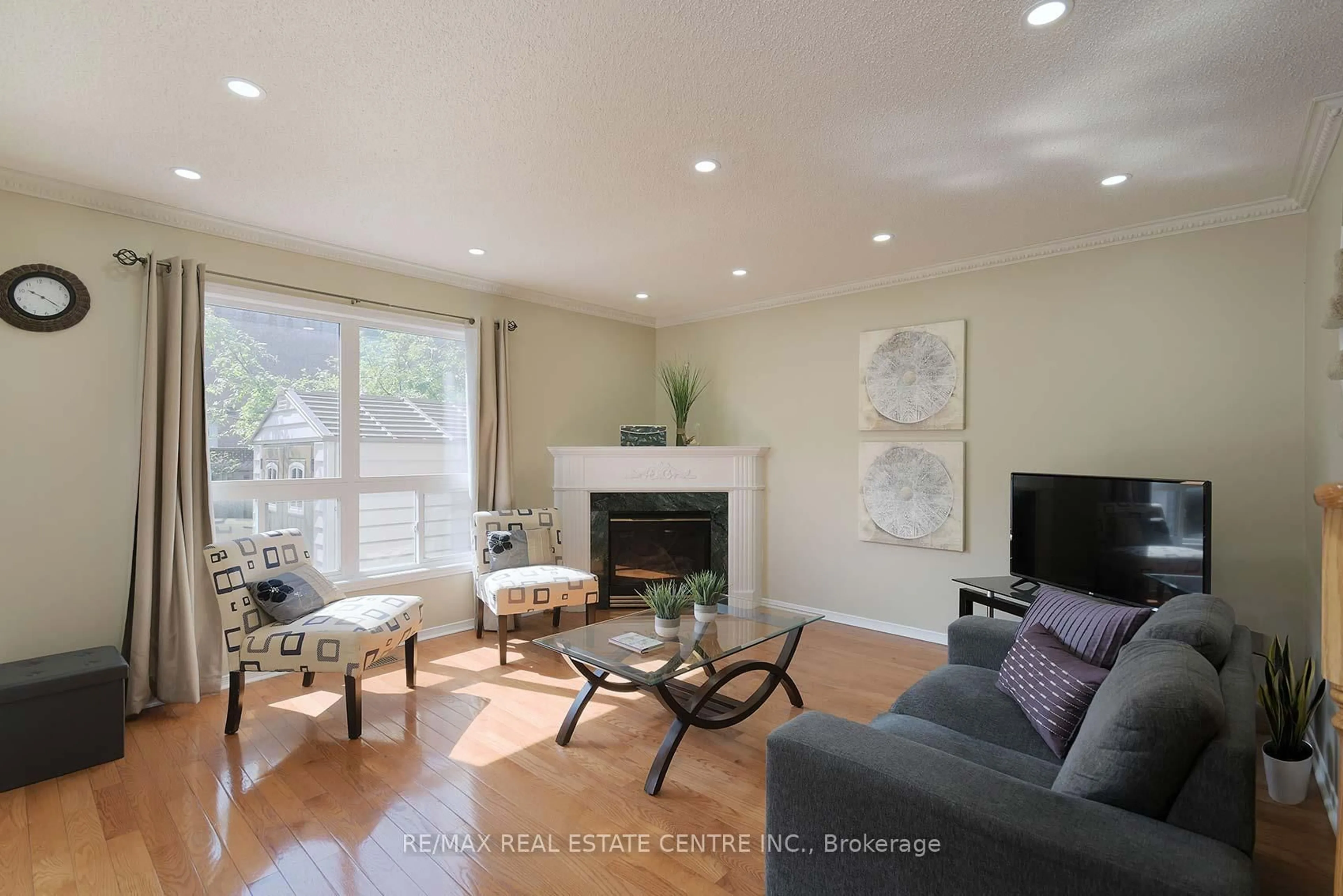 Living room with furniture, wood/laminate floor for 3686 Aruba Pl, Mississauga Ontario L5M 6Z2