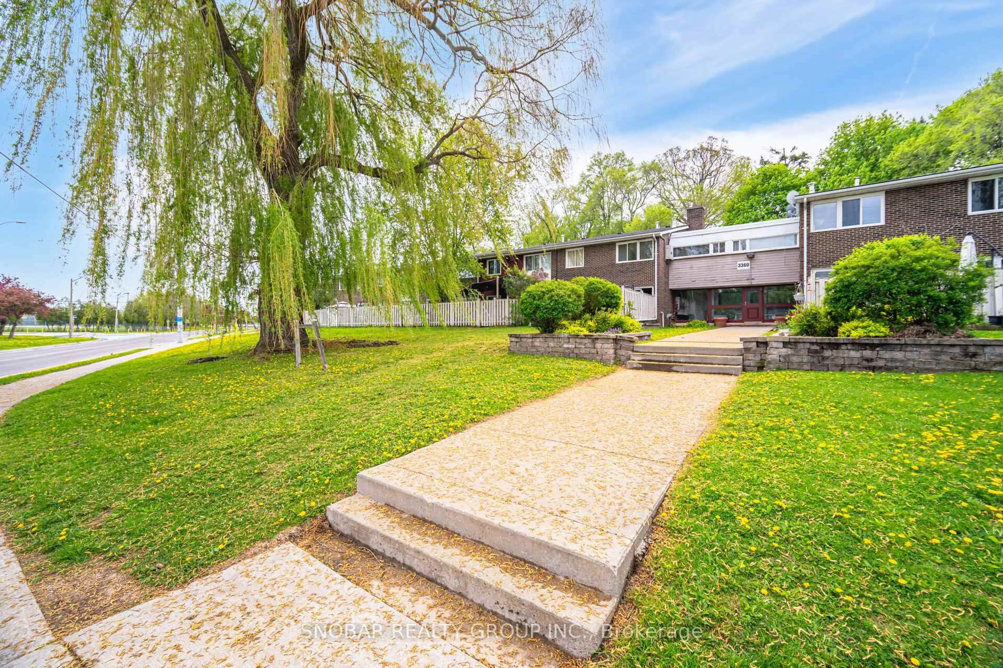 Patio, water/lake/river/ocean view for 3360 The Credit Woodlands N/A #10, Mississauga Ontario L5C 2J8