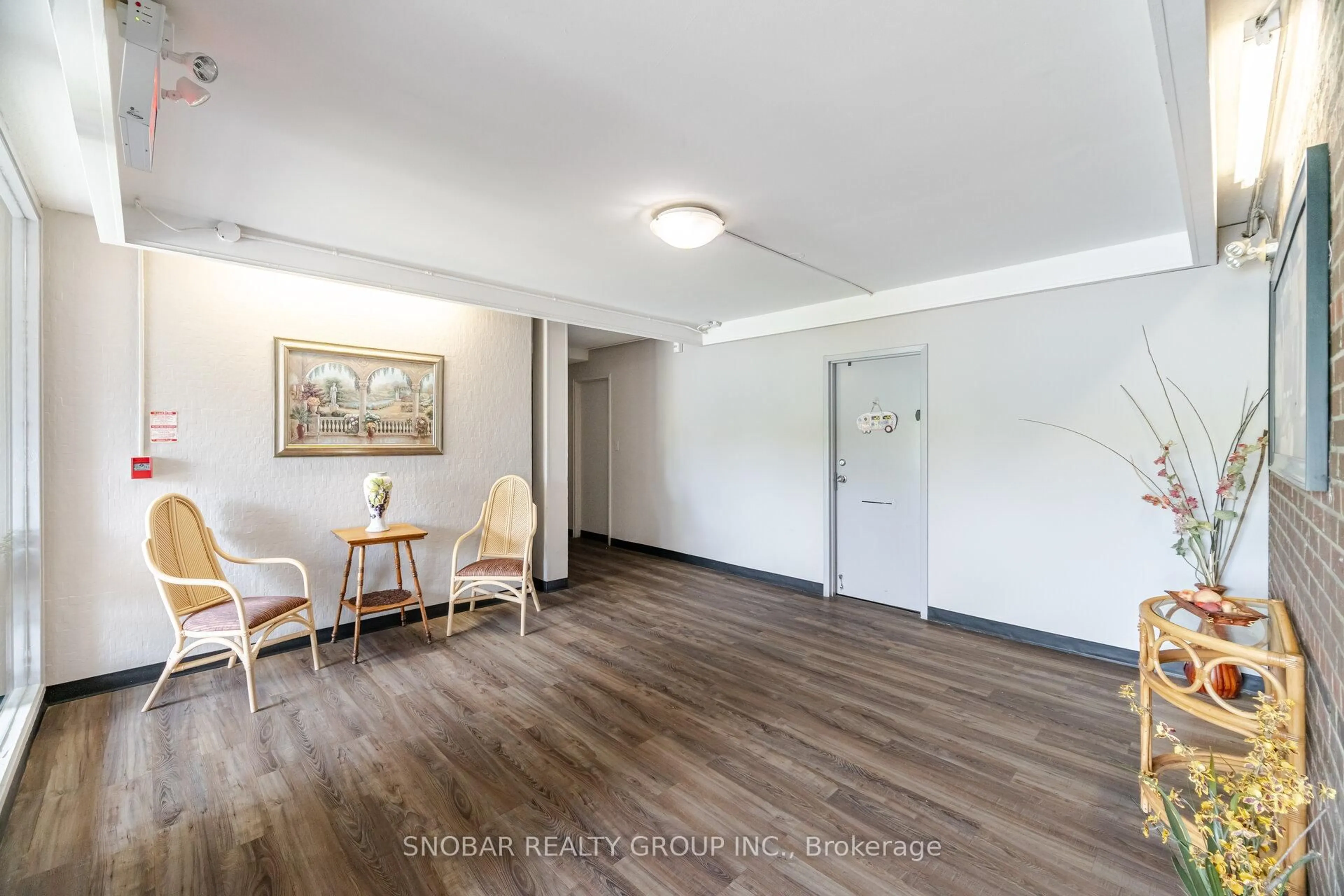 Indoor foyer for 3360 The Credit Woodlands N/A #10, Mississauga Ontario L5C 2J8