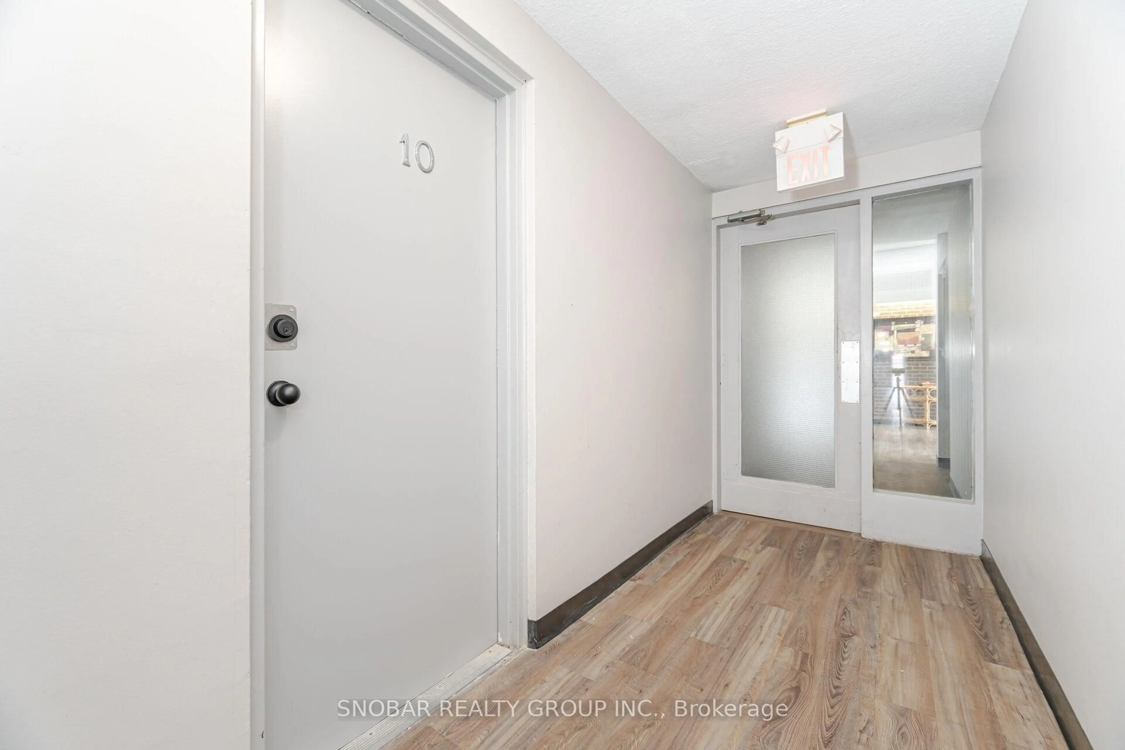 Indoor entryway for 3360 The Credit Woodlands N/A #10, Mississauga Ontario L5C 2J8