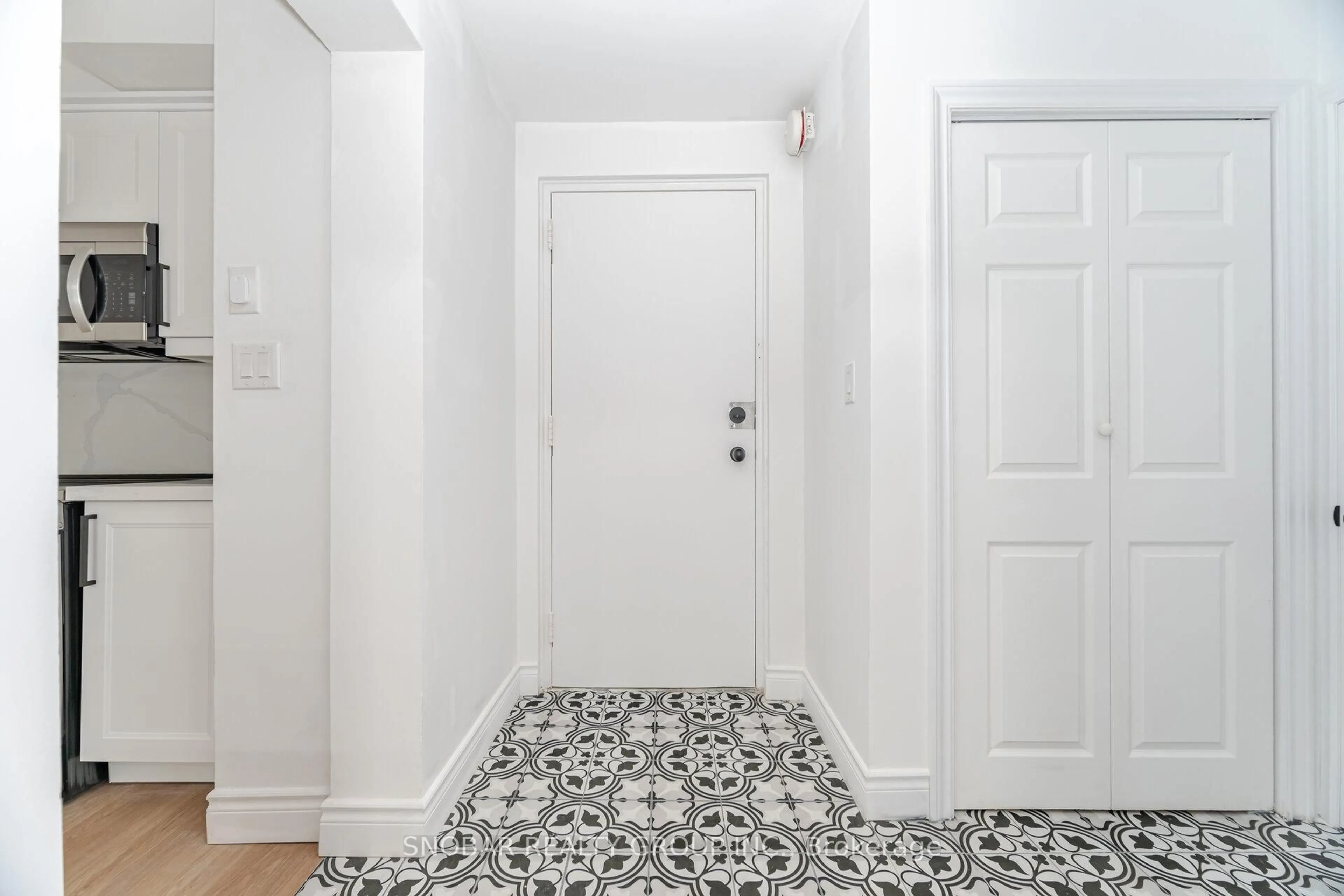 Indoor entryway for 3360 The Credit Woodlands N/A #10, Mississauga Ontario L5C 2J8