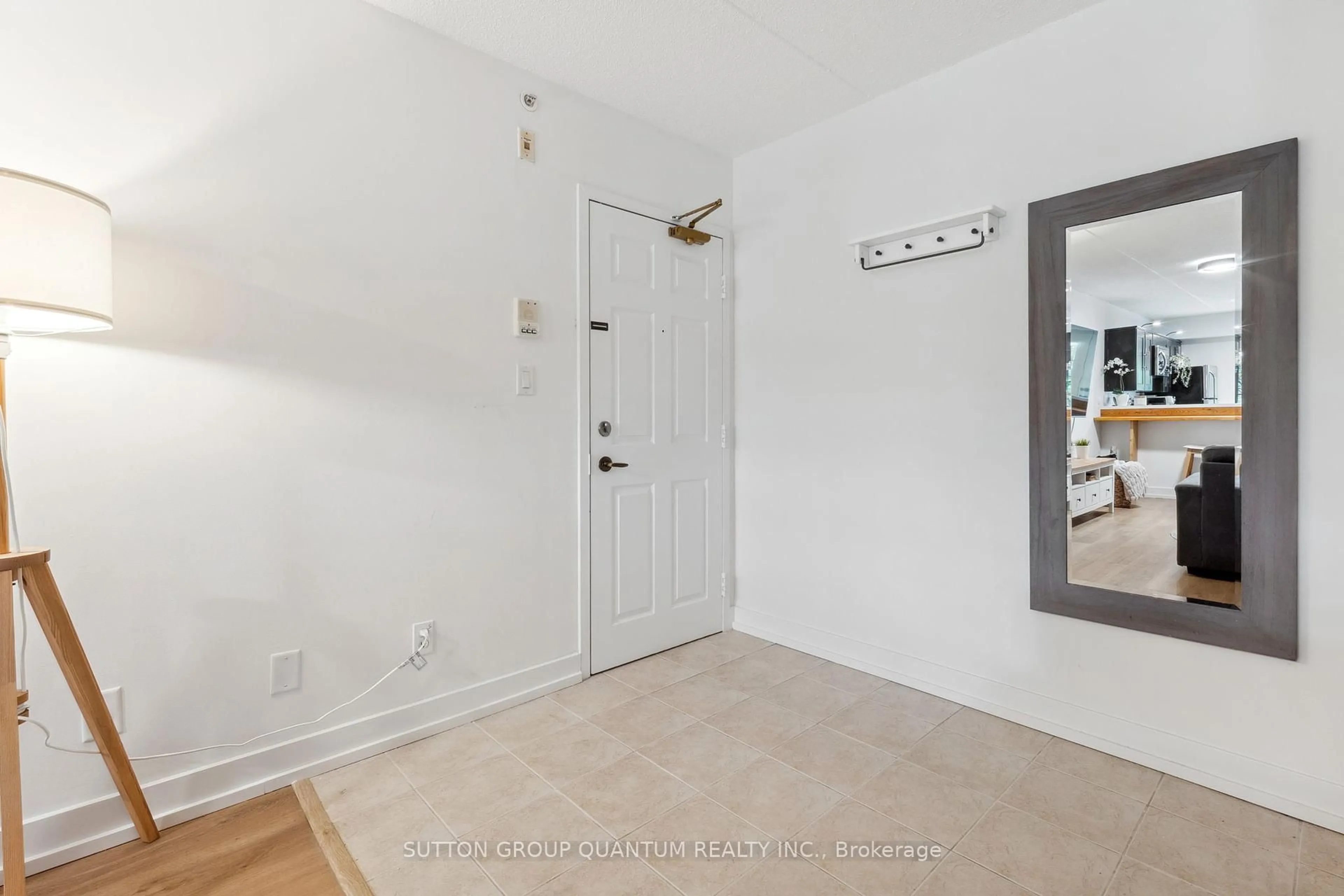 Indoor entryway for 4003 Kilmer Dr #305, Burlington Ontario L7M 4M1