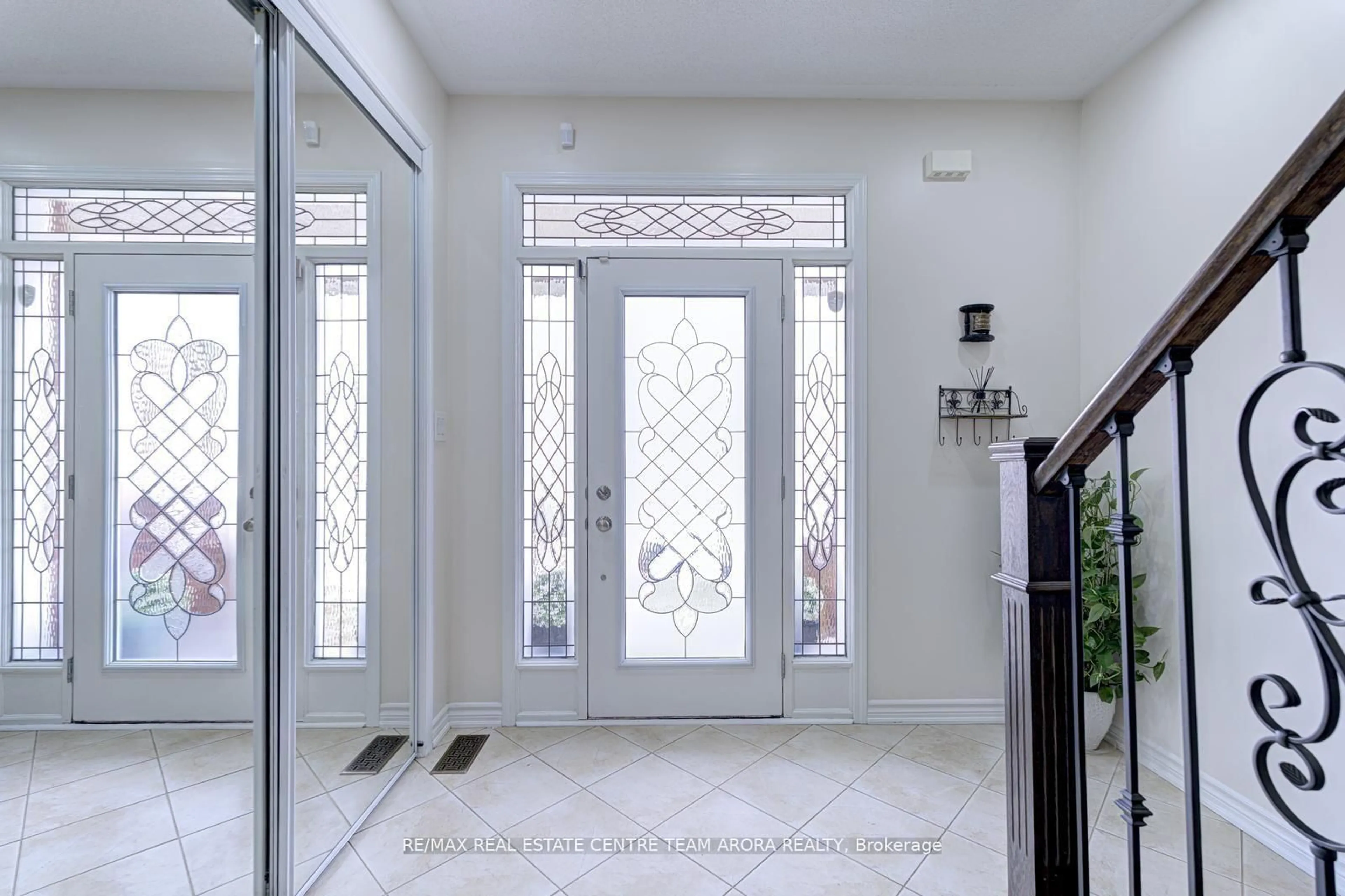 Indoor entryway for 9 Bannister Cres, Brampton Ontario L7A 4H6