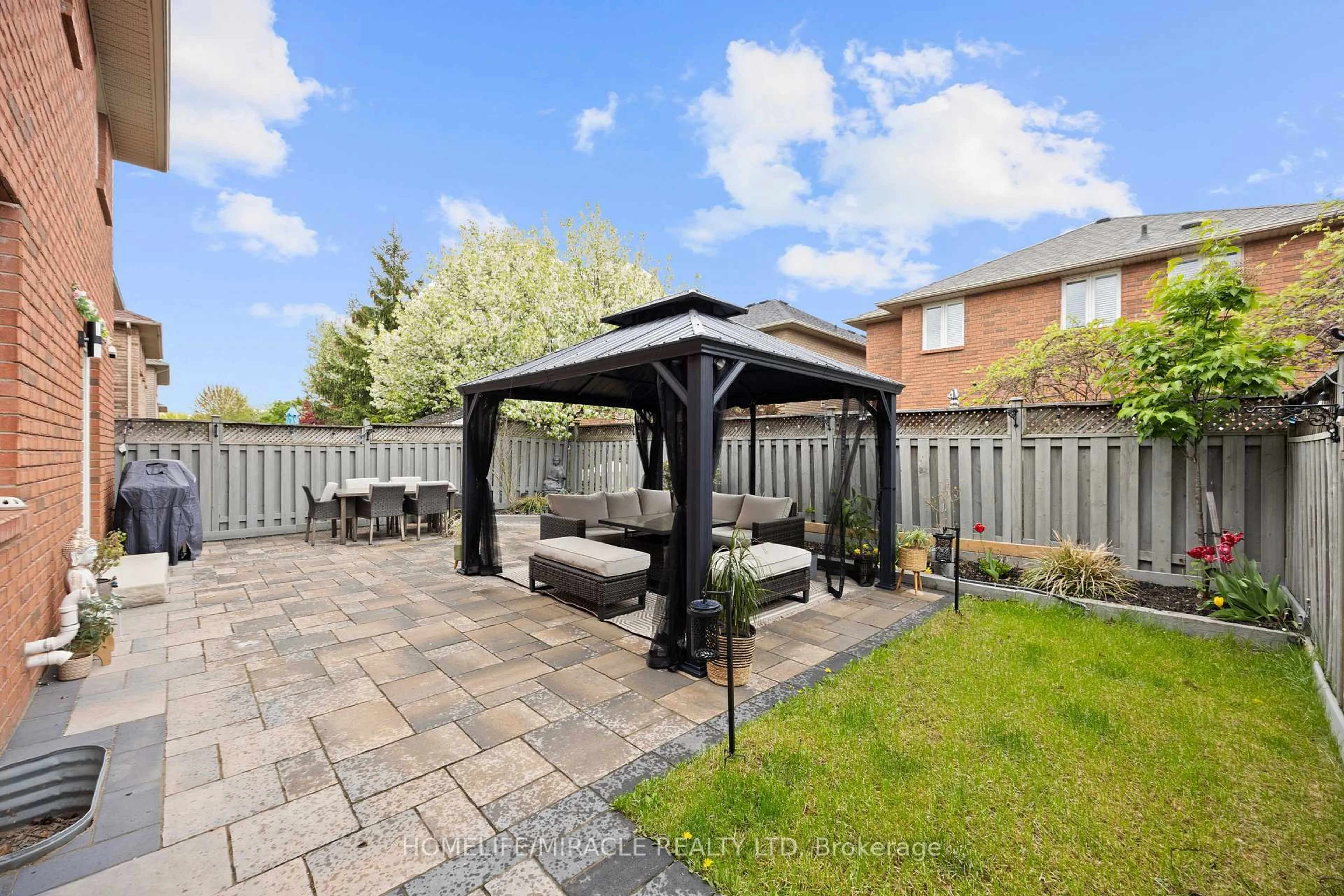 Patio, street for 2095 Springdale Rd, Oakville Ontario L6M 4C7