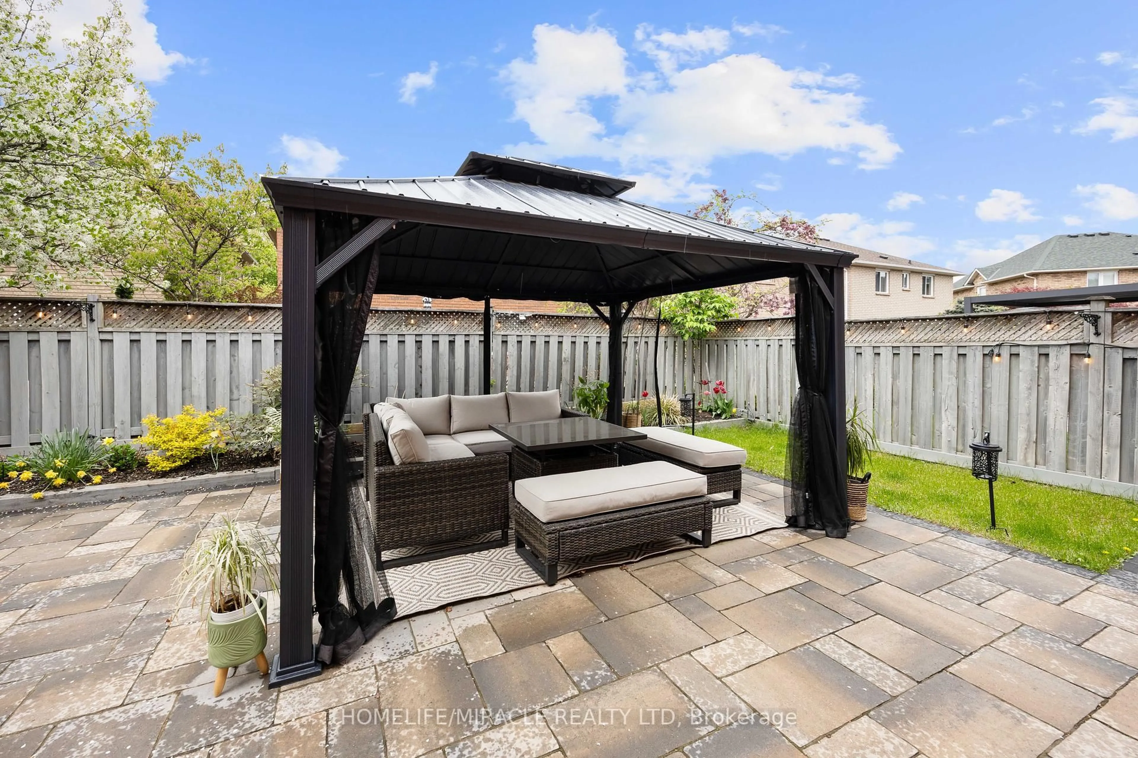 Patio, street for 2095 Springdale Rd, Oakville Ontario L6M 4C7