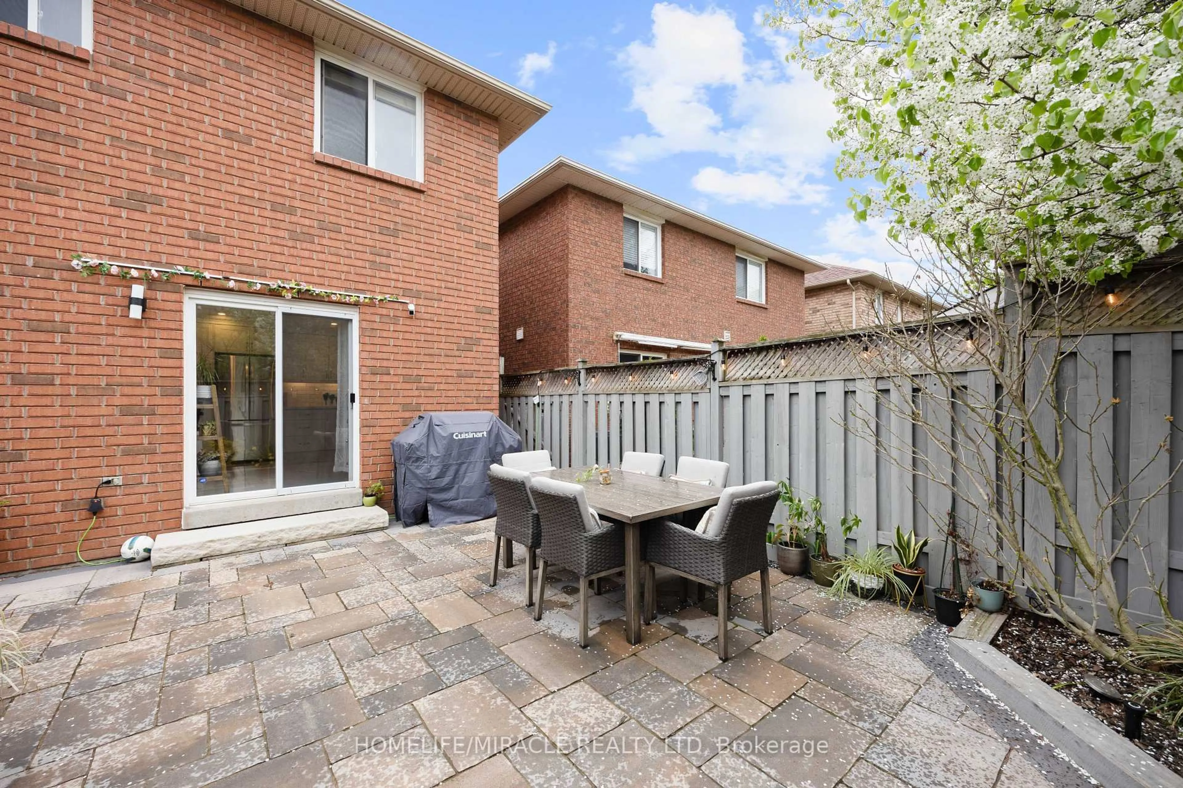 Patio, street for 2095 Springdale Rd, Oakville Ontario L6M 4C7