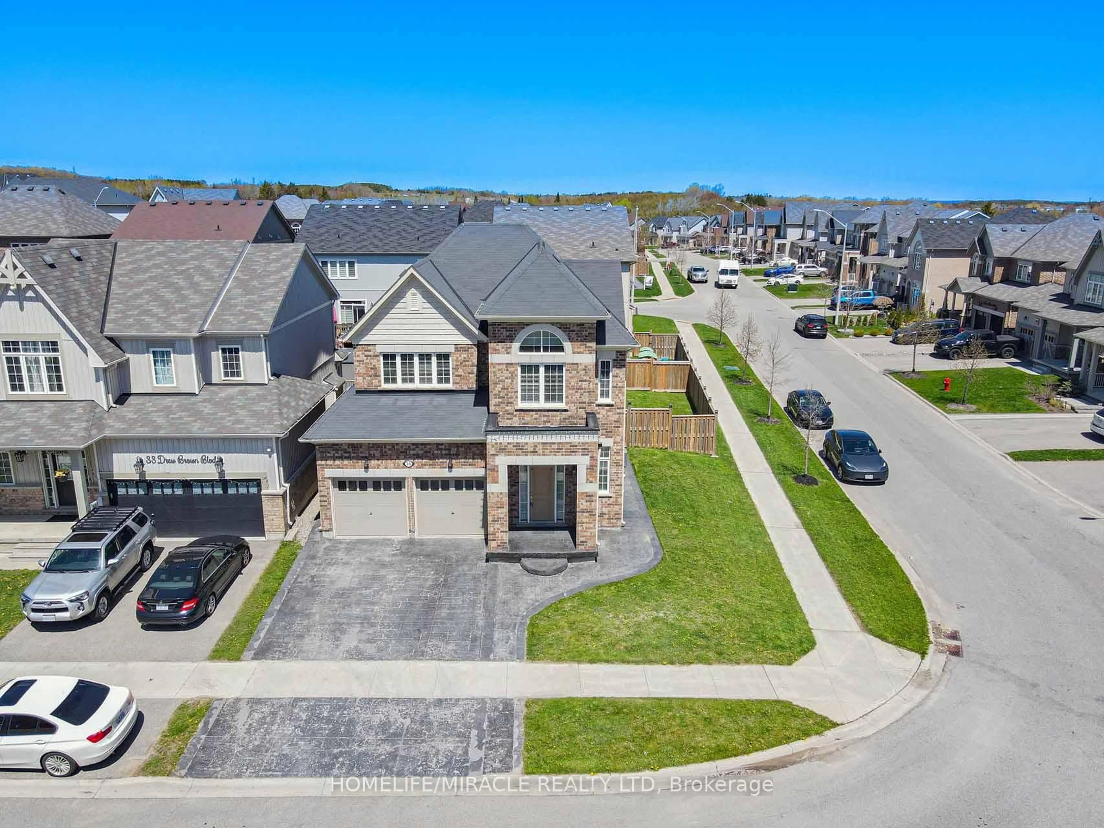 A pic from outside/outdoor area/front of a property/back of a property/a pic from drone, street for 35 Drew Brown Blvd, Orangeville Ontario L9W 6Z6