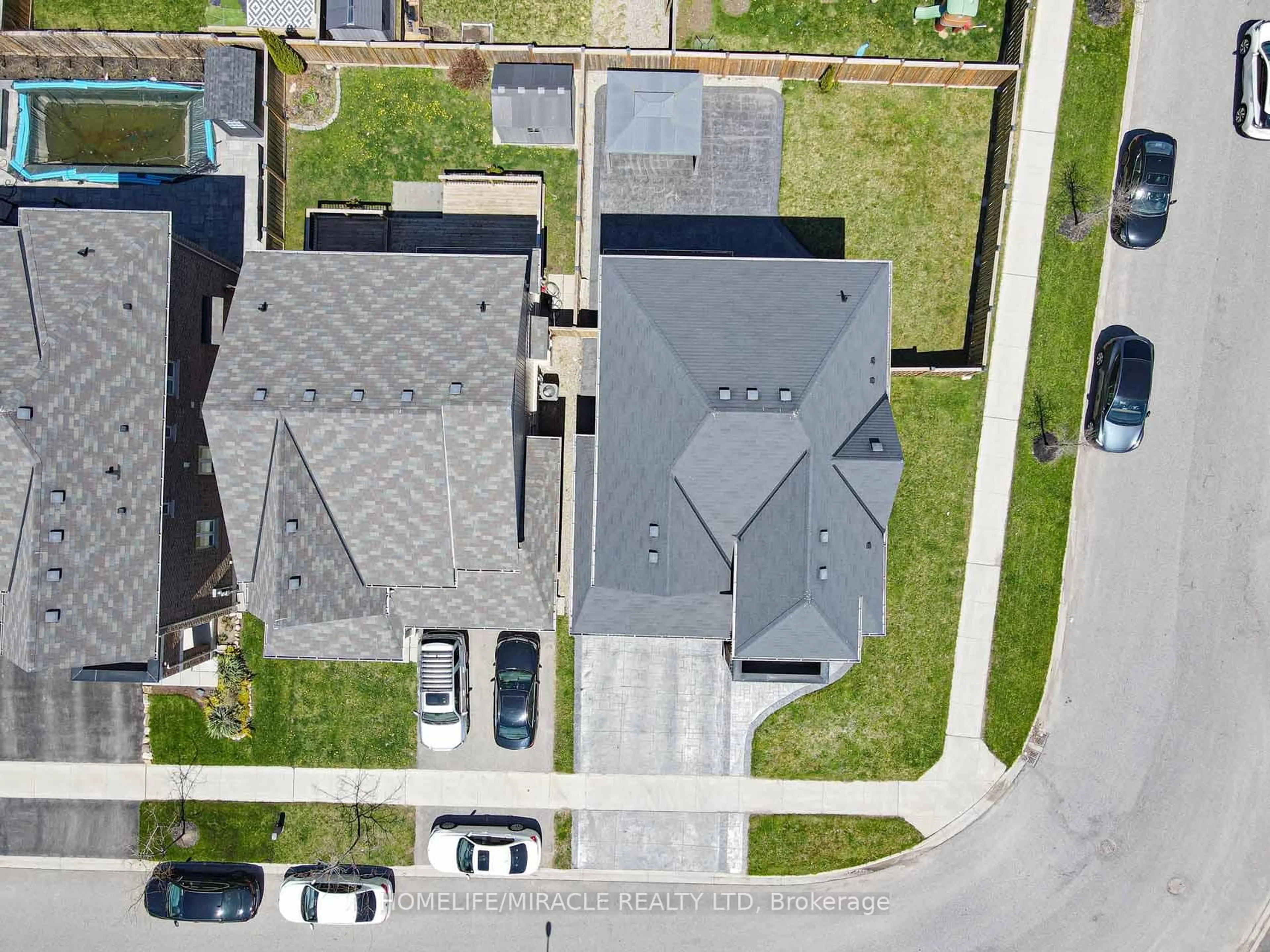 A pic from outside/outdoor area/front of a property/back of a property/a pic from drone, street for 35 Drew Brown Blvd, Orangeville Ontario L9W 6Z6