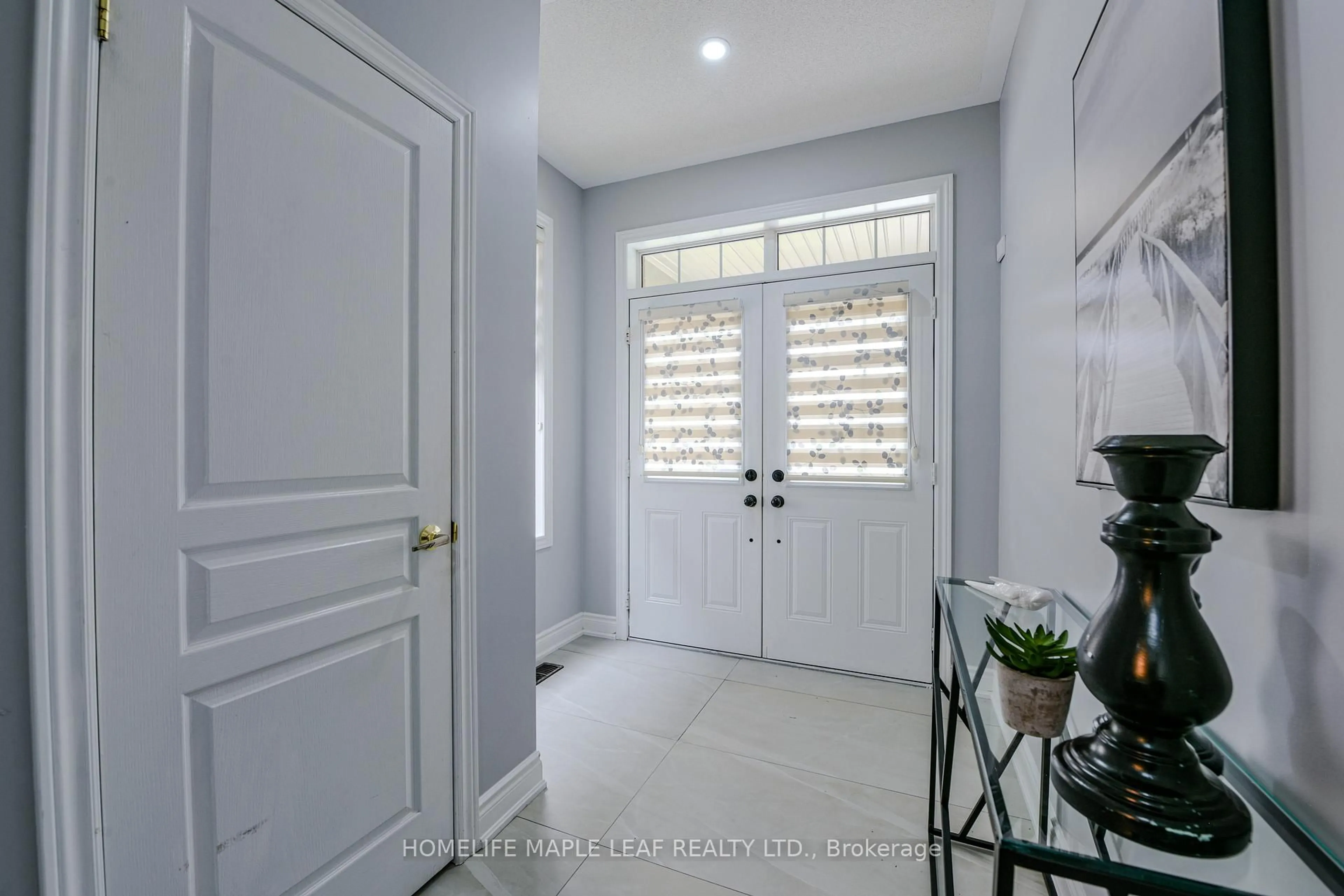 Indoor entryway for 15 Orangeblossom Tr, Brampton Ontario L6X 3B4