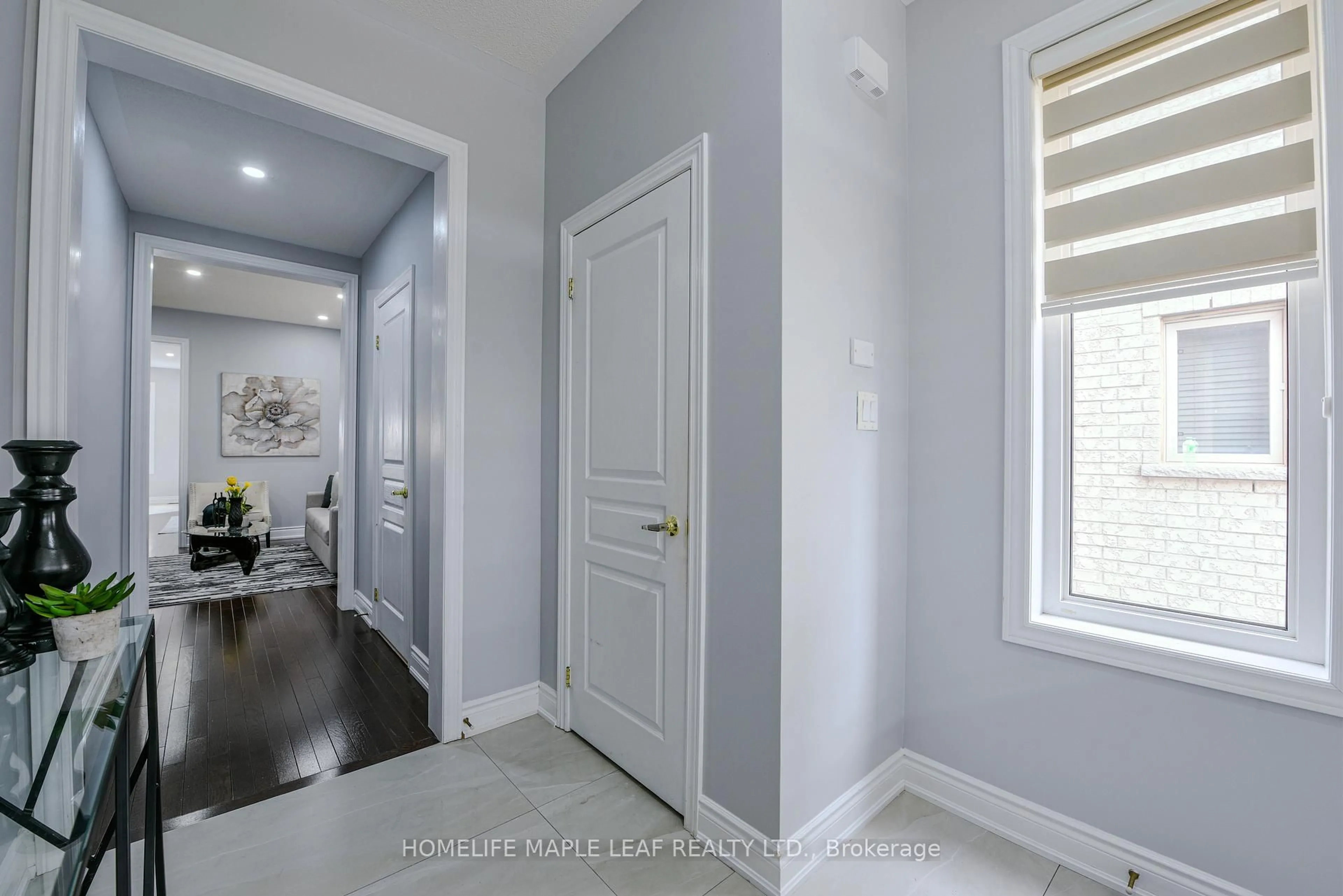 Indoor entryway for 15 Orangeblossom Tr, Brampton Ontario L6X 3B4
