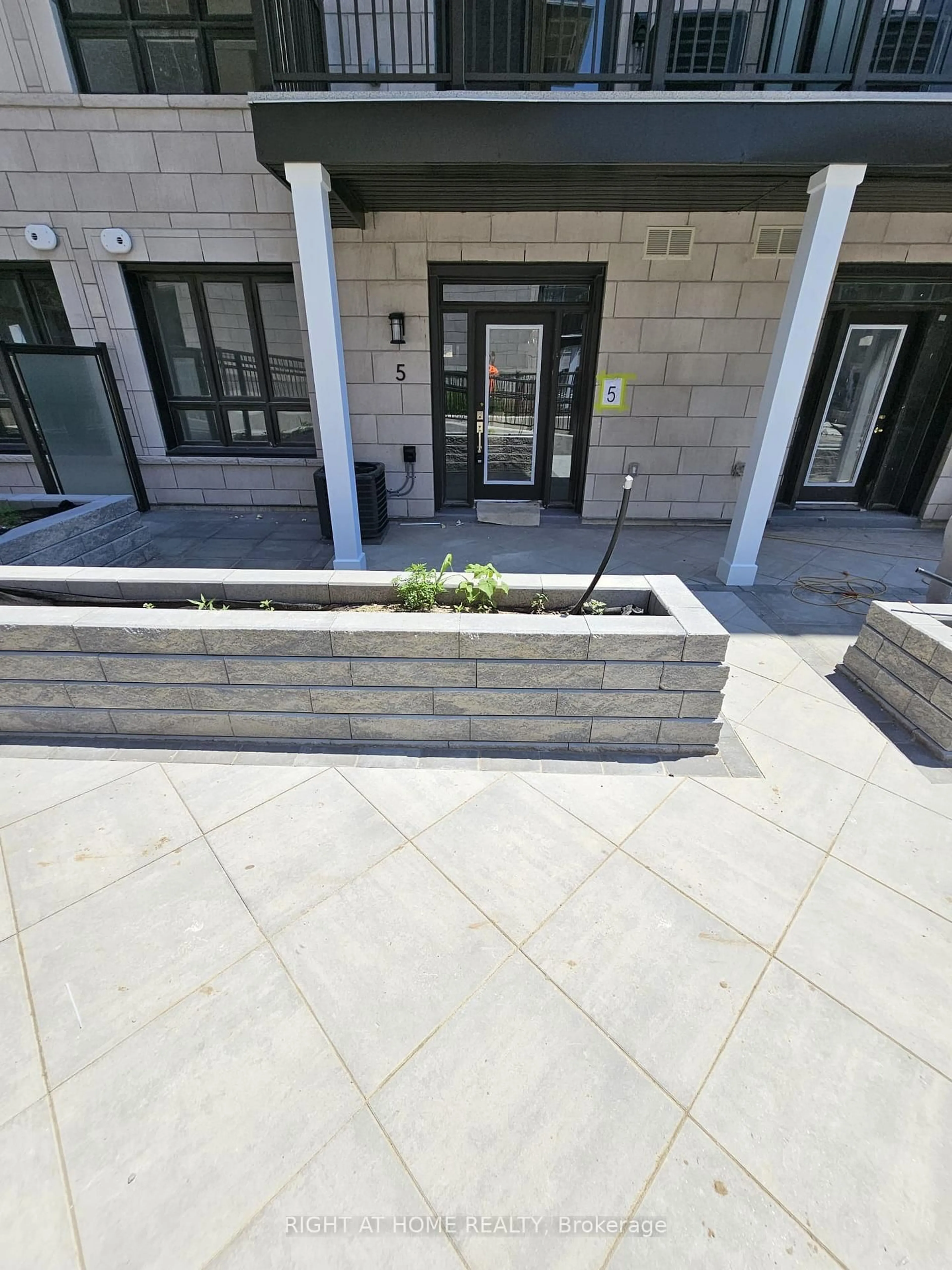 Unknown for 4017 Hickory Dr #5, Mississauga Ontario L4W 1L1