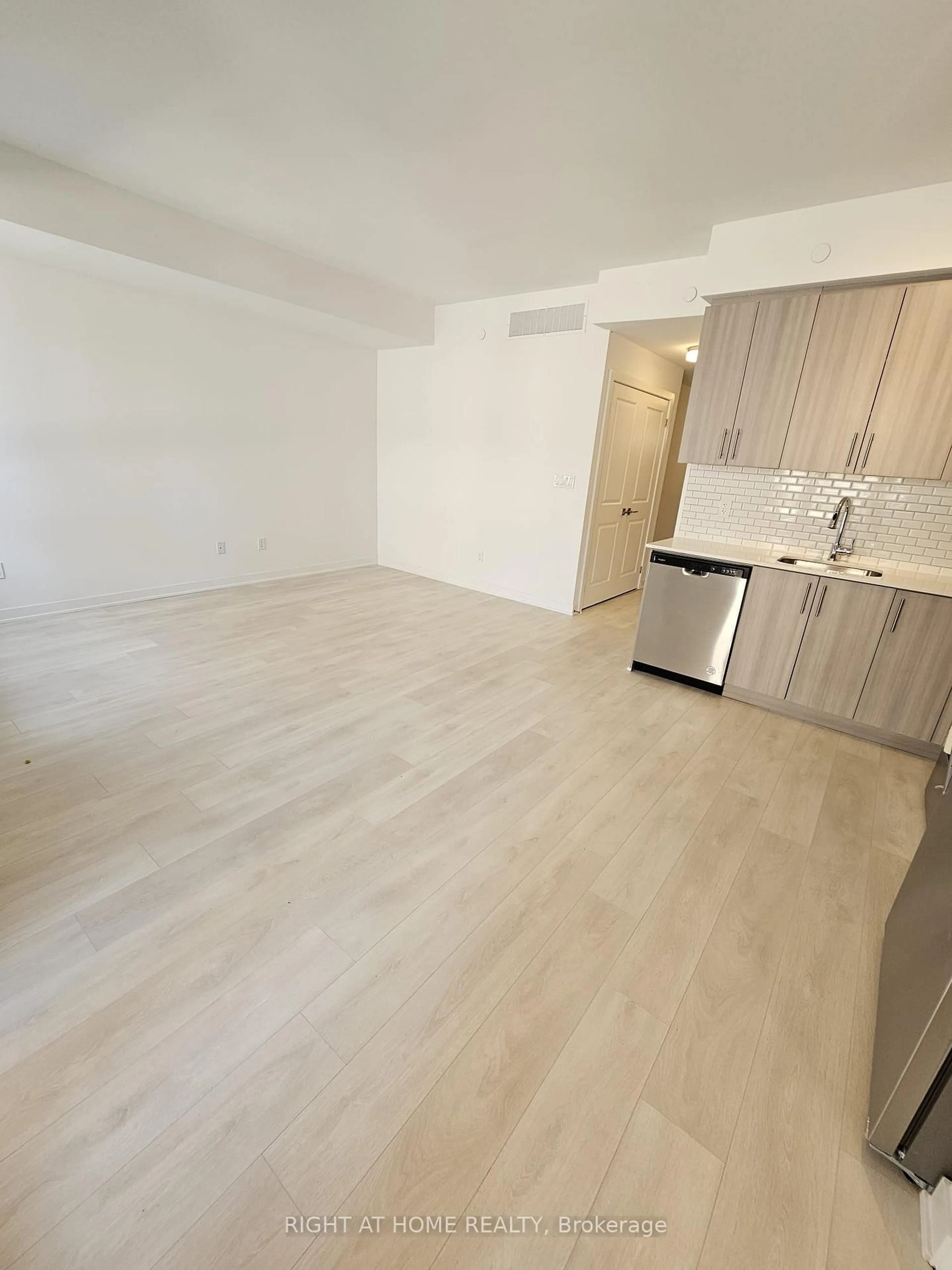 A pic of a room for 4017 Hickory Dr #5, Mississauga Ontario L4W 1L1