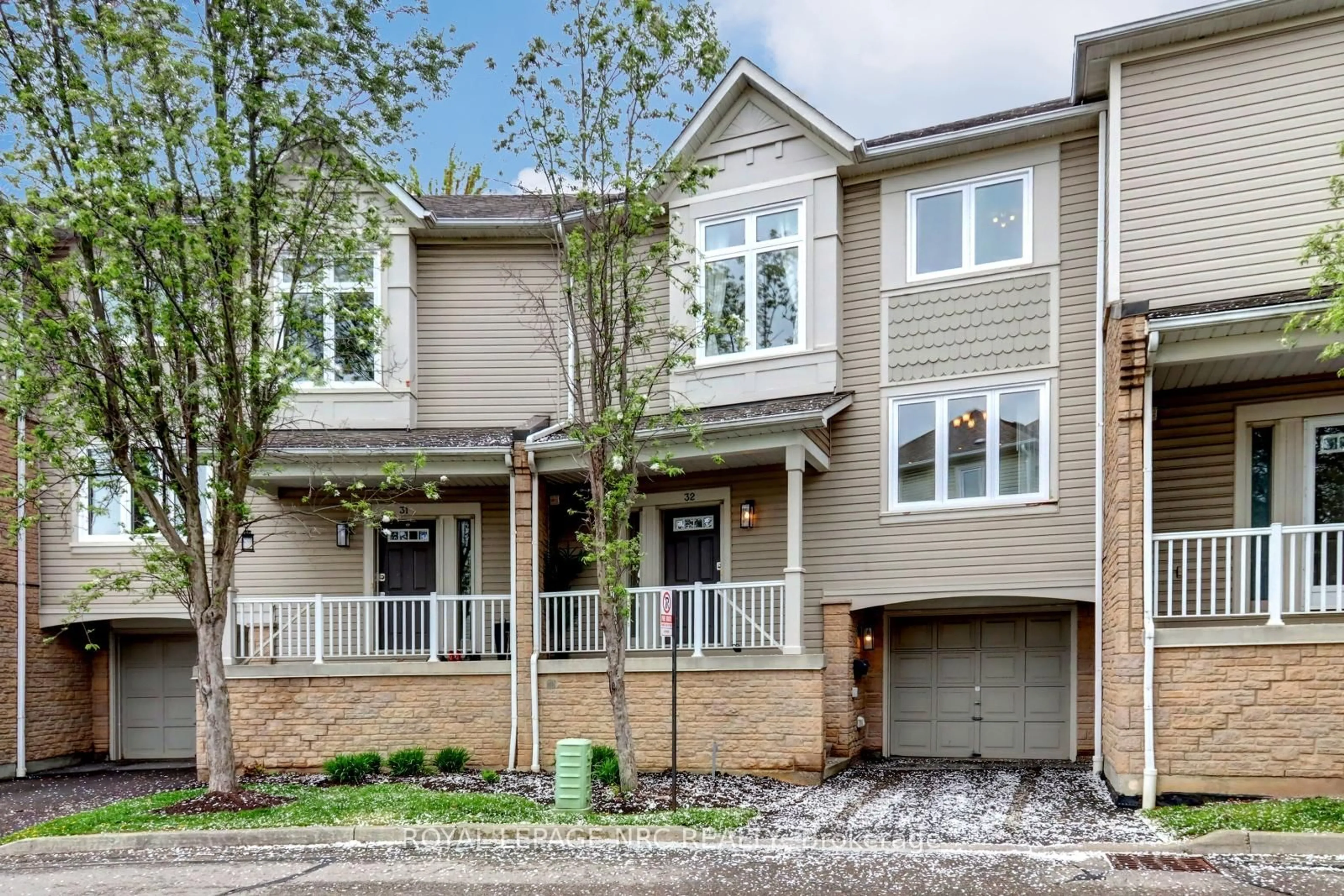 Home with brick exterior material, street for 7101 Branigan Gate #32, Mississauga Ontario L5N 7S2