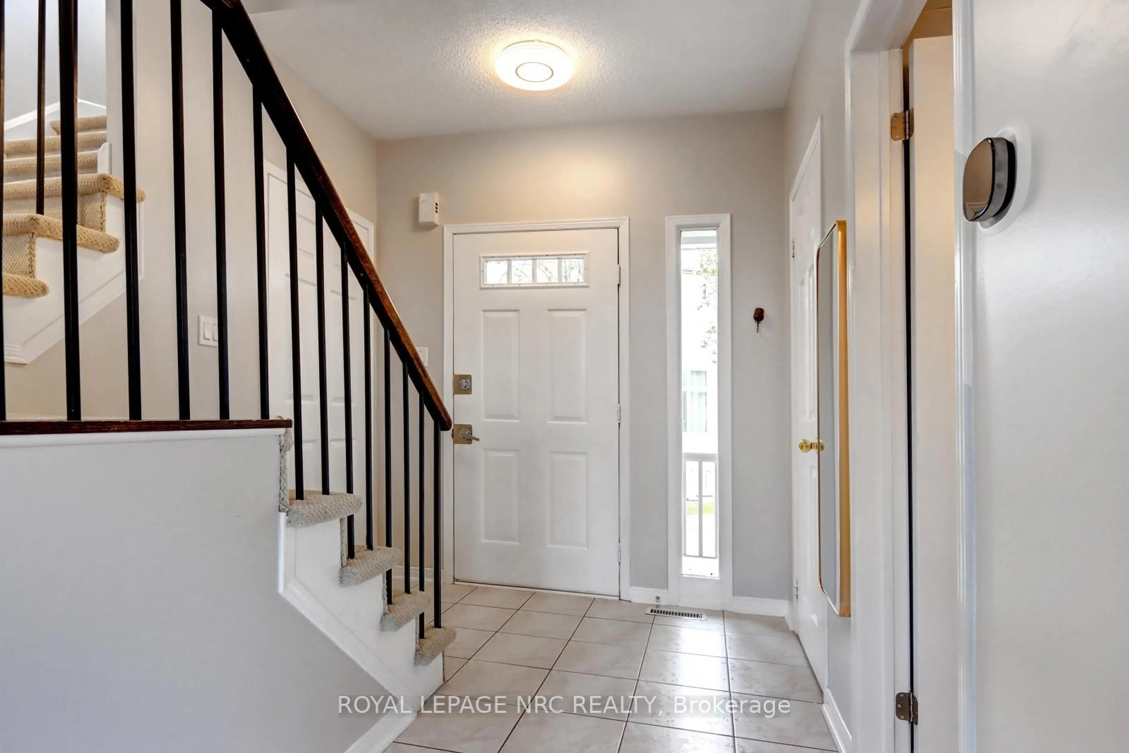 Indoor entryway for 7101 Branigan Gate #32, Mississauga Ontario L5N 7S2