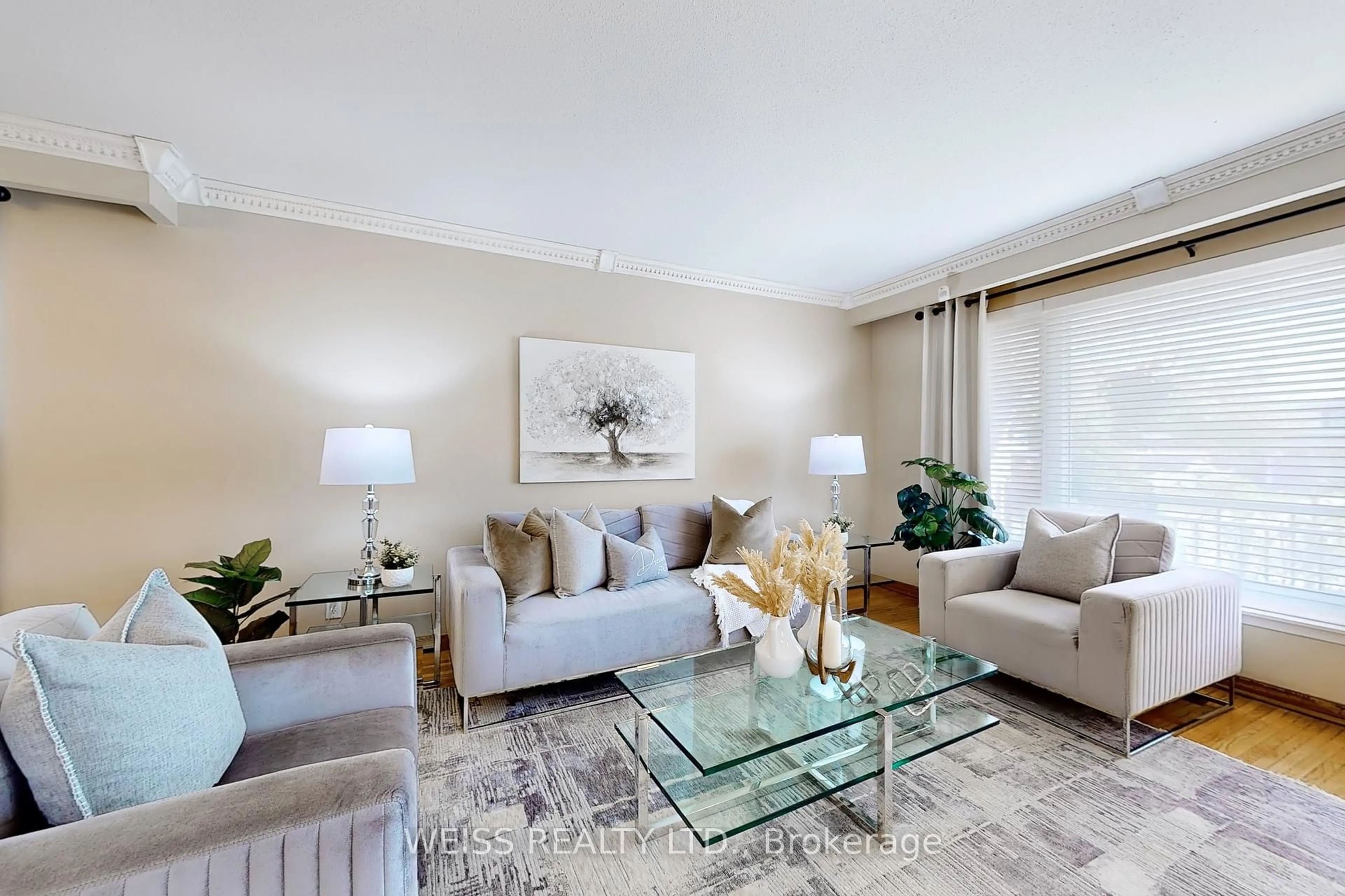 Living room with furniture, unknown for 3195 Havenwood Dr, Mississauga Ontario L4X 2M2