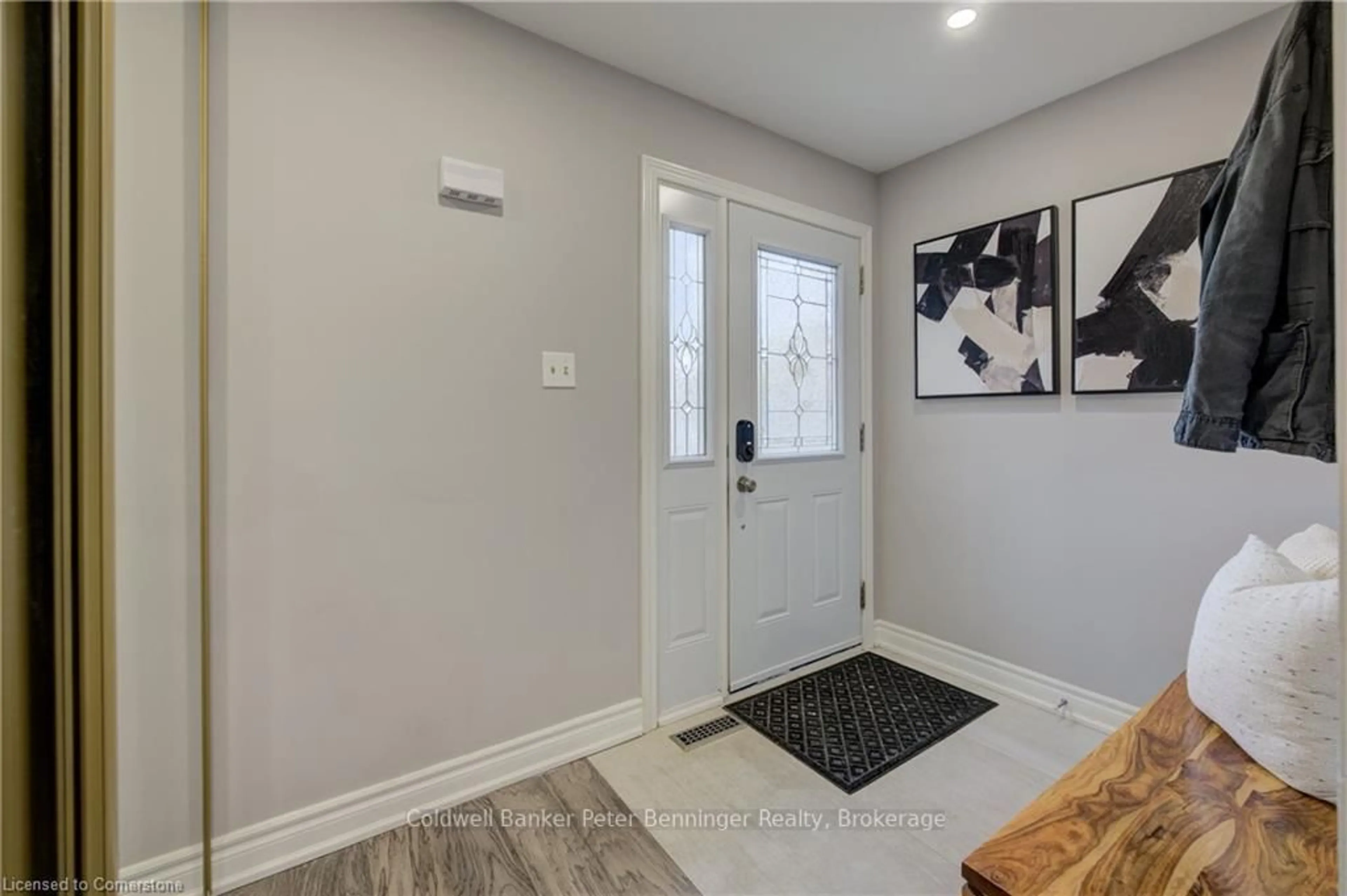 Indoor entryway for 3210 Anderson Cres, Mississauga Ontario L5N 2Y5