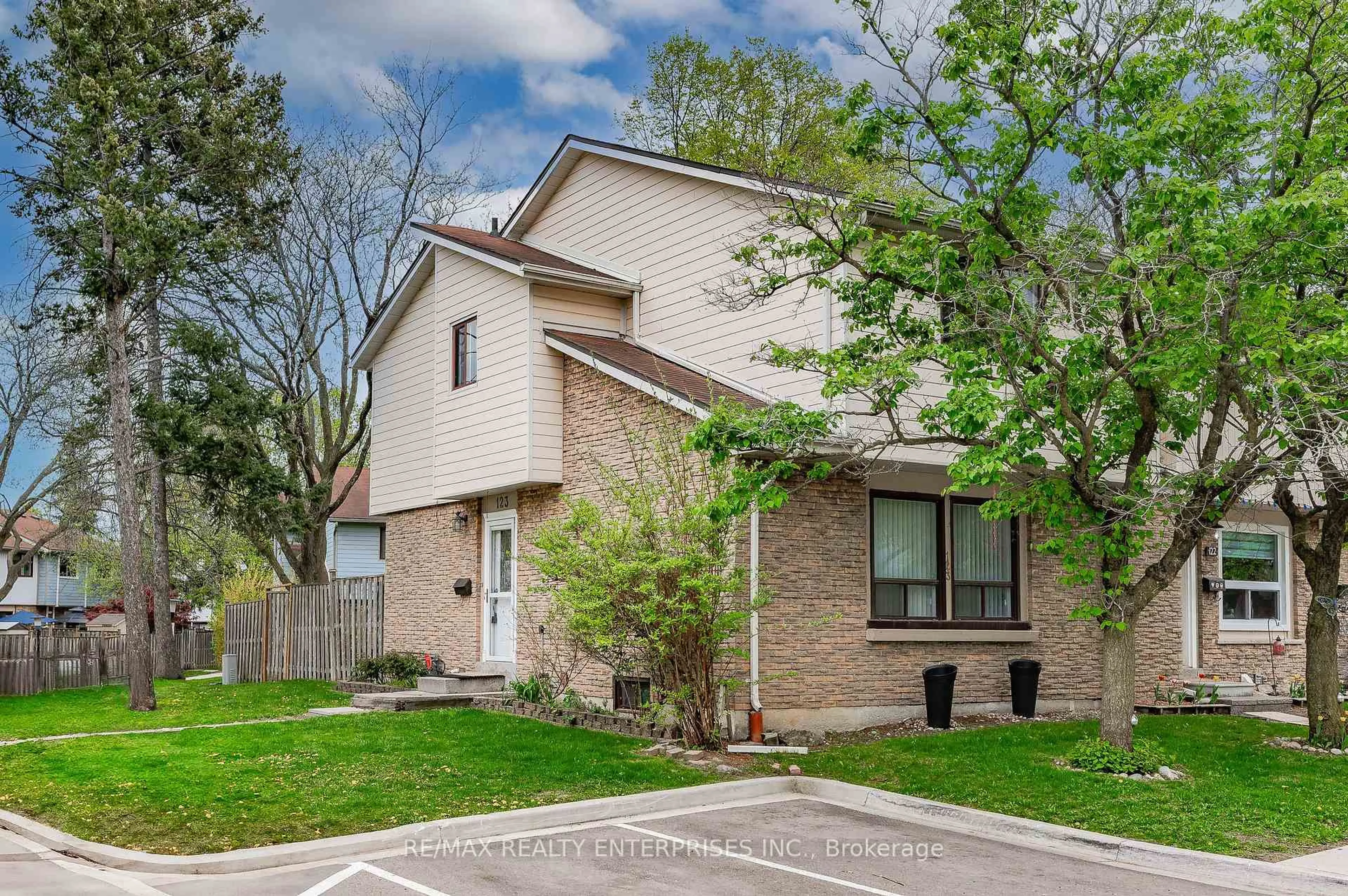 Home with brick exterior material, street for 6540 Falconer Dr #123, Mississauga Ontario L5N 1M1