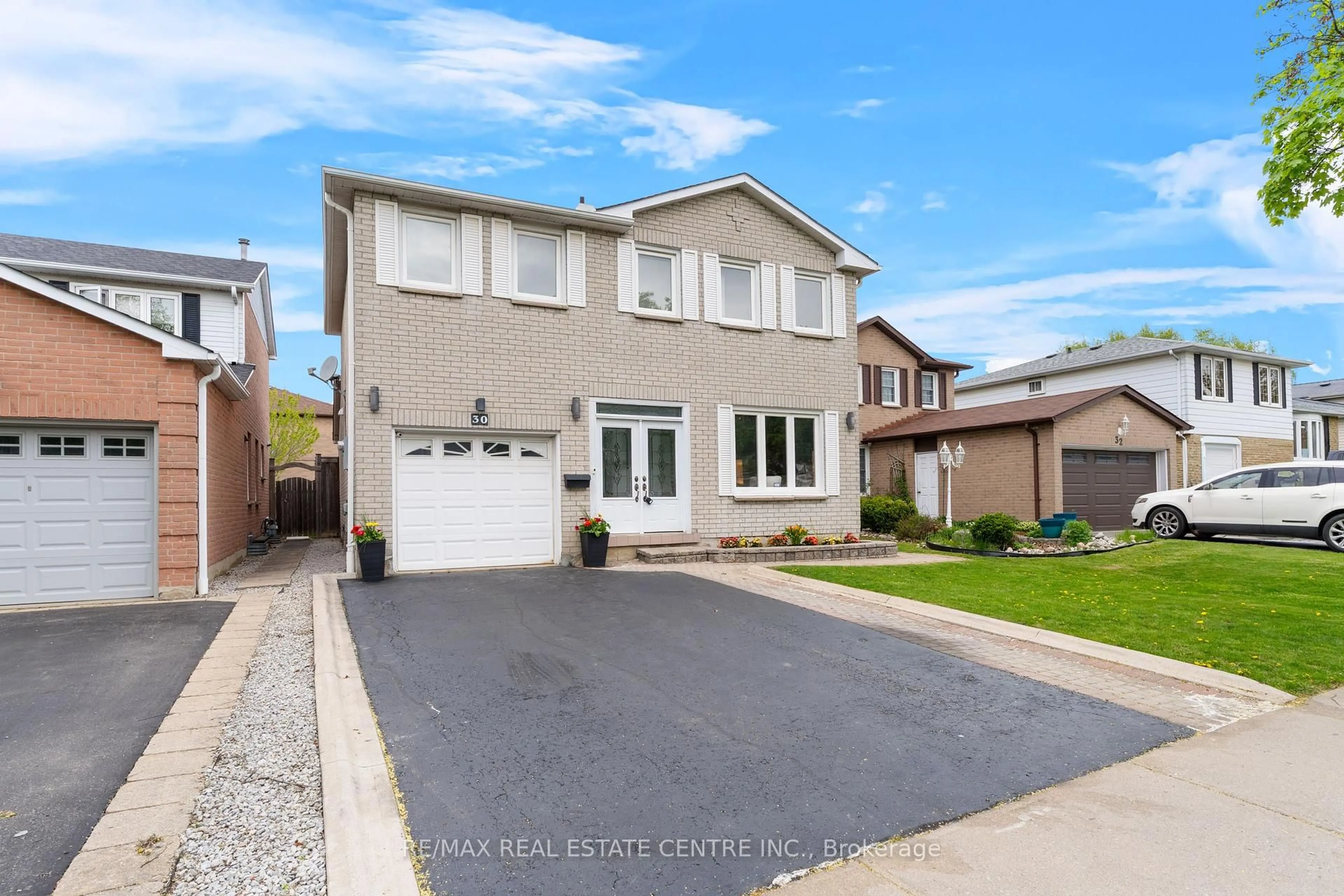 Home with vinyl exterior material, street for 30 Greenmount Rd, Brampton Ontario L6S 1L5