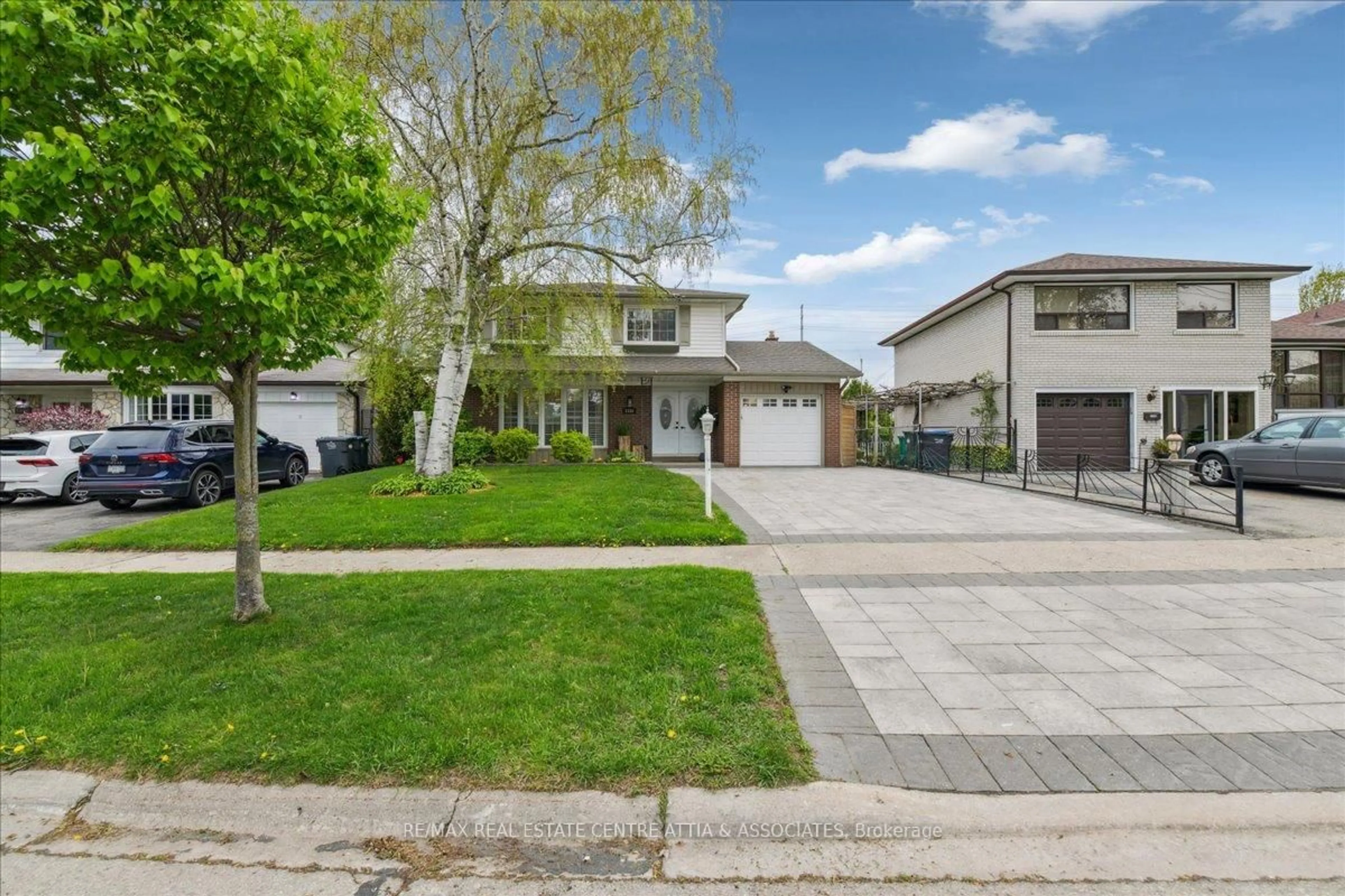 A pic from outside/outdoor area/front of a property/back of a property/a pic from drone, street for 1334 Strathy Ave, Mississauga Ontario L5E 2L2