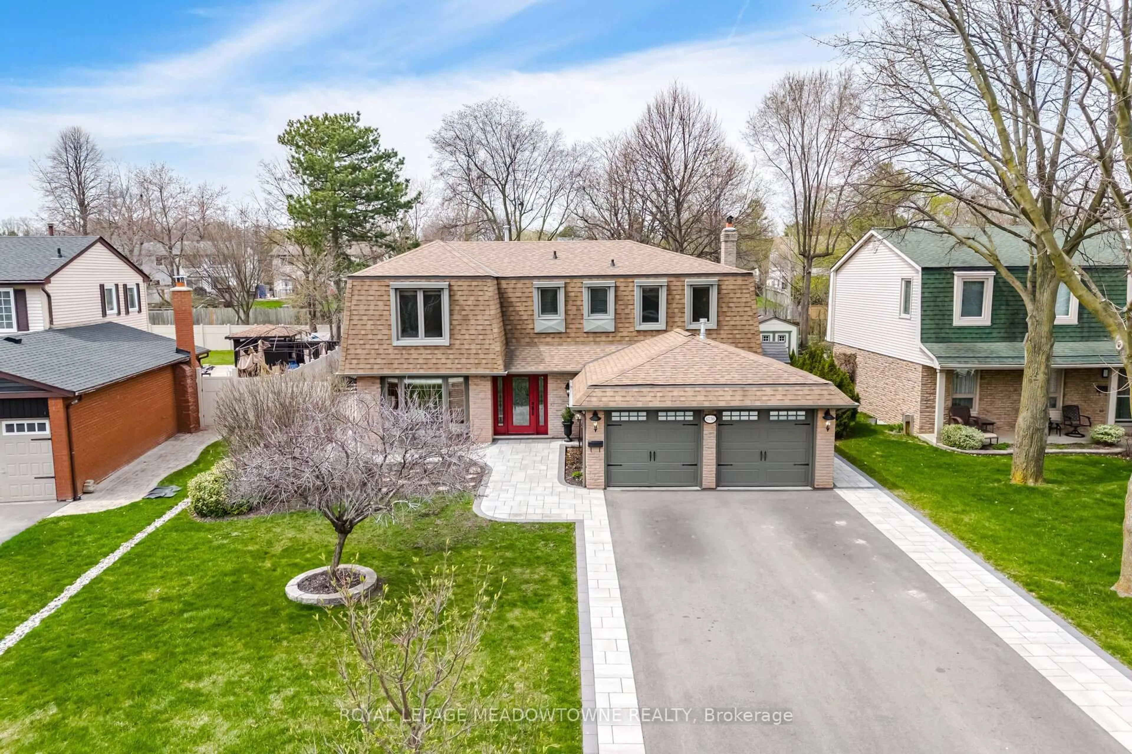 A pic from outside/outdoor area/front of a property/back of a property/a pic from drone, street for 6736 Barrisdale Dr, Mississauga Ontario L5N 2H4