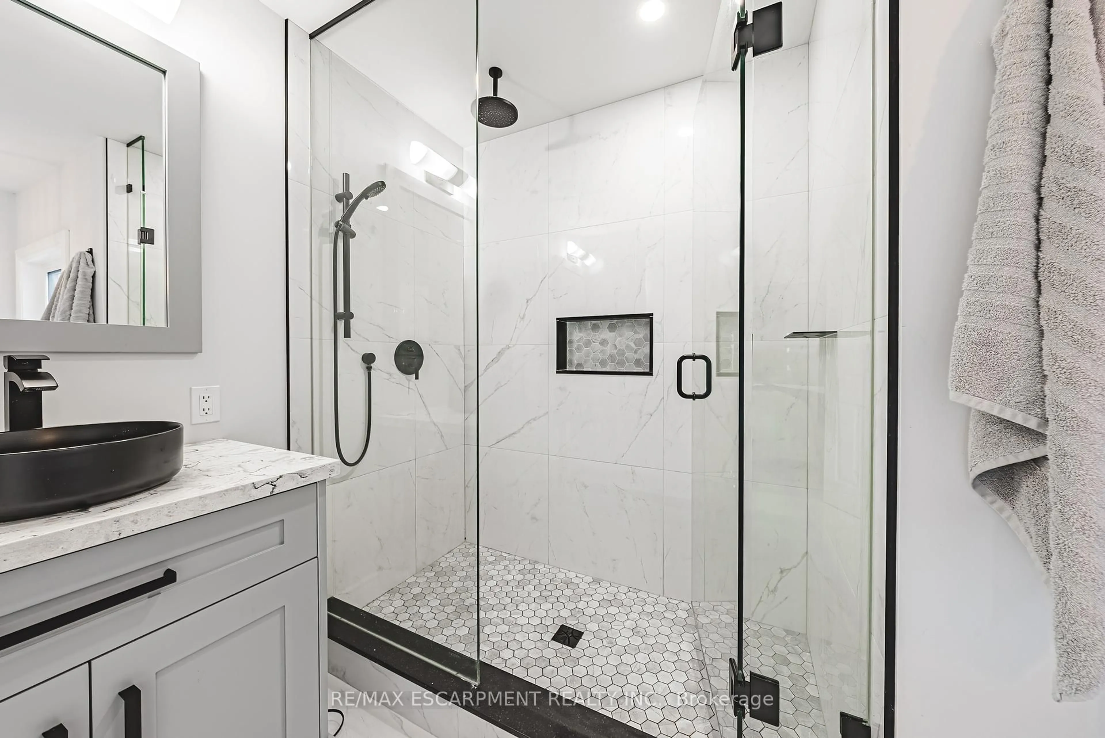 Contemporary bathroom, ceramic/tile floor for 2170 Coldwater St, Burlington Ontario L7L 7K5