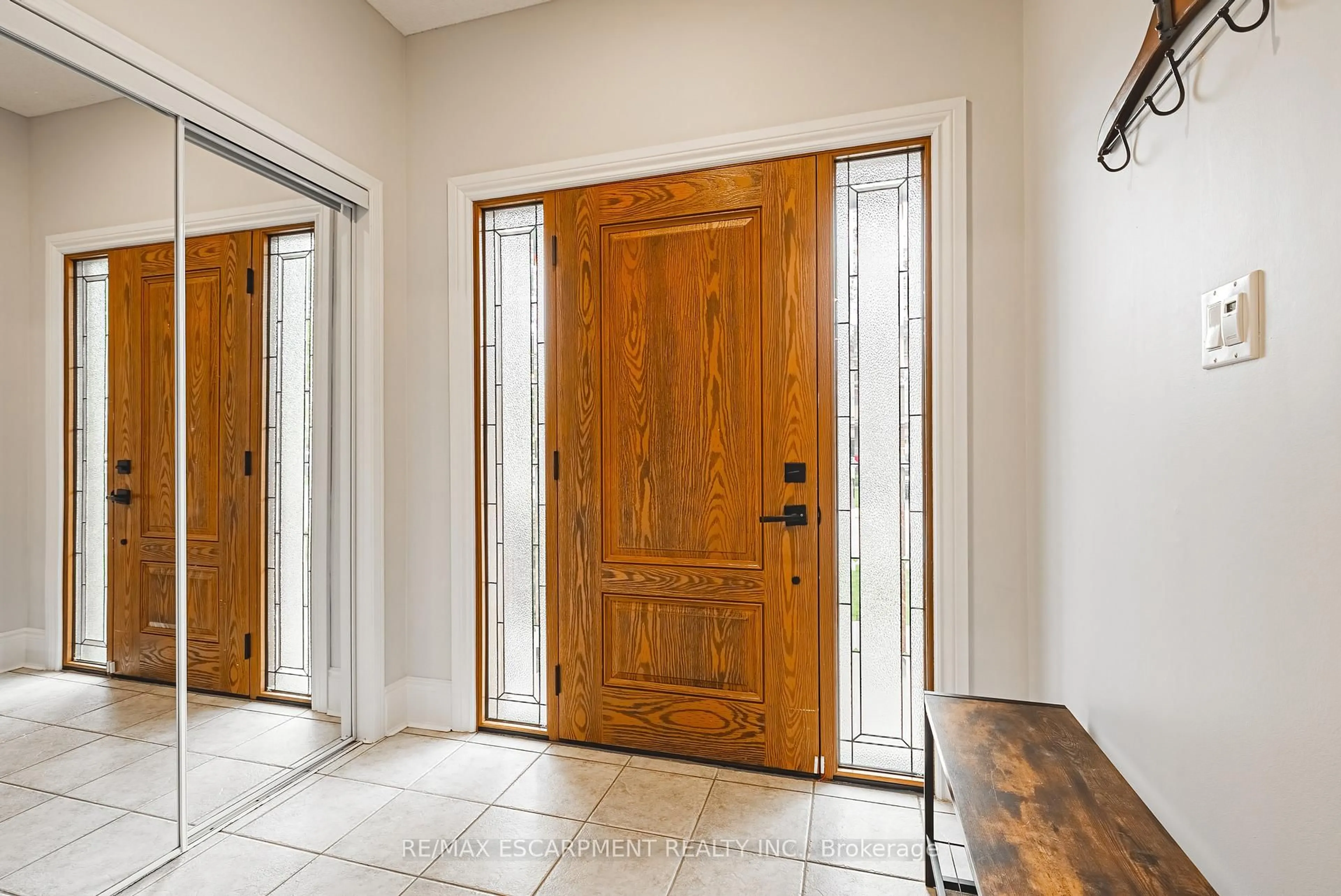 Indoor entryway for 2170 Coldwater St, Burlington Ontario L7L 7K5