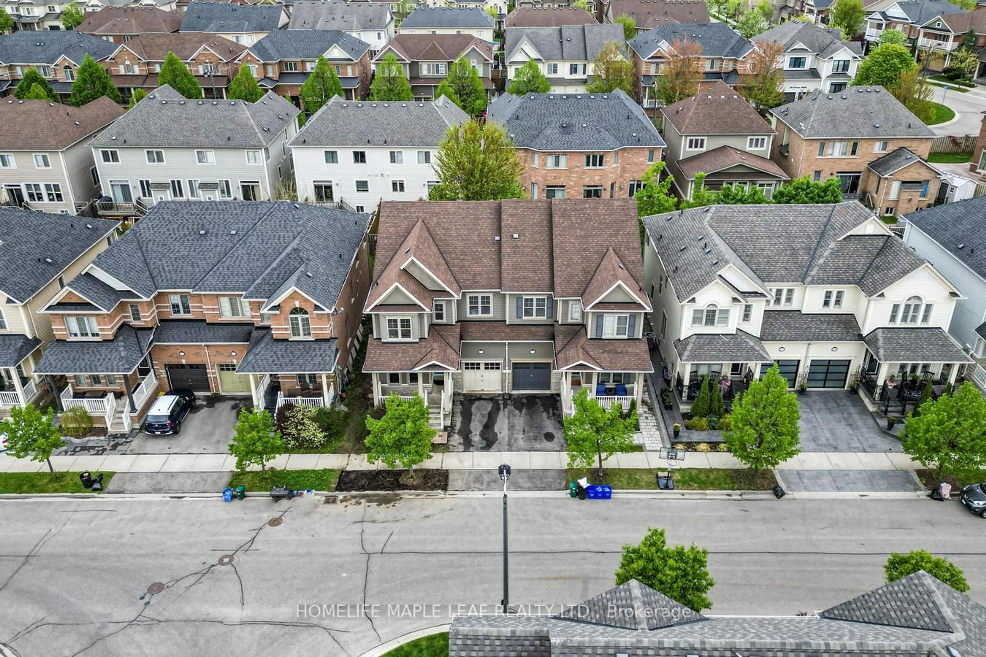 A pic from outside/outdoor area/front of a property/back of a property/a pic from drone, street for 118 Kendall Dr, Milton Ontario L9T 0S1