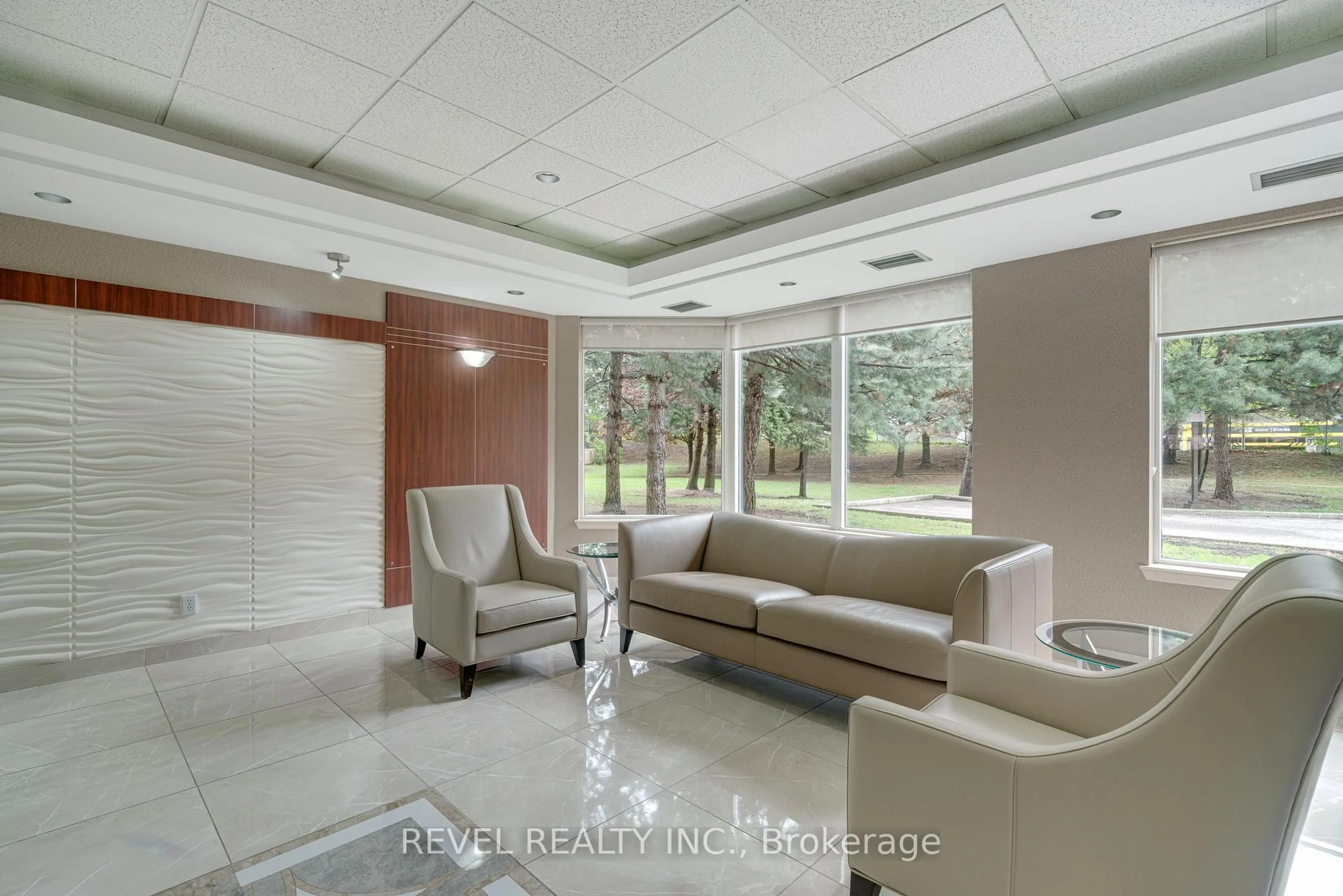 Indoor foyer for 135 Hillcrest Ave #713, Mississauga Ontario L5B 4B1