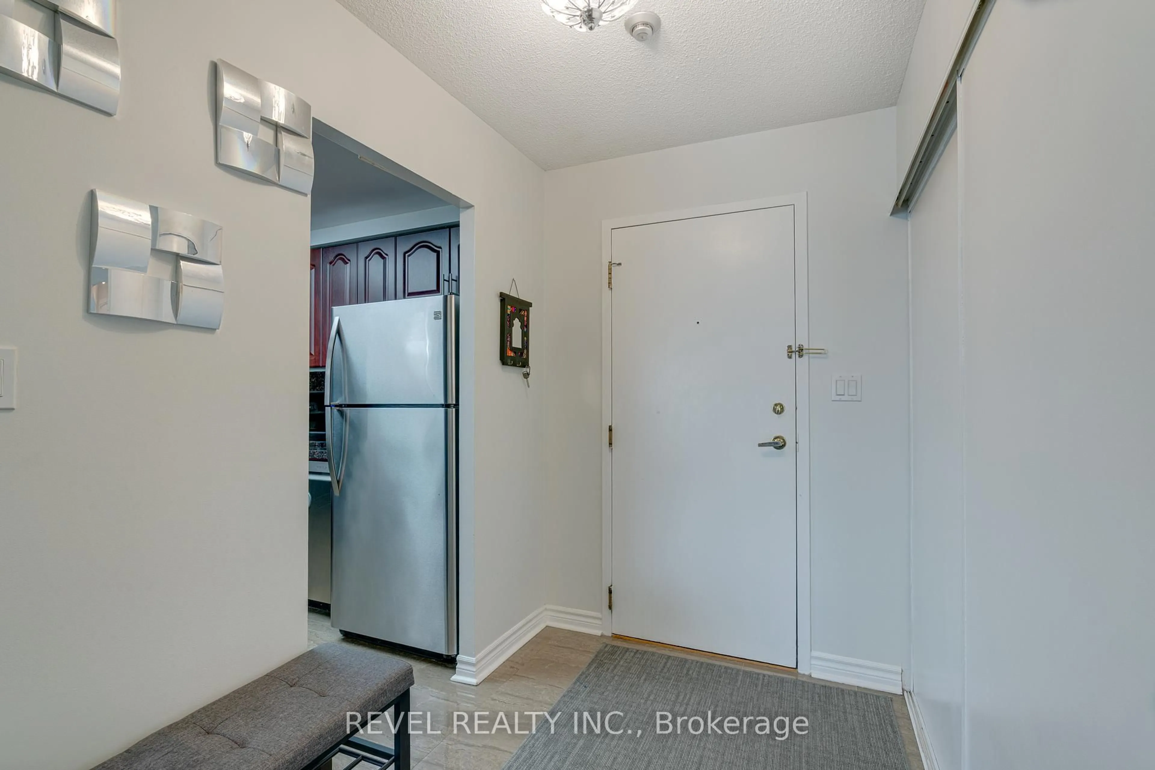 Indoor entryway for 135 Hillcrest Ave #713, Mississauga Ontario L5B 4B1