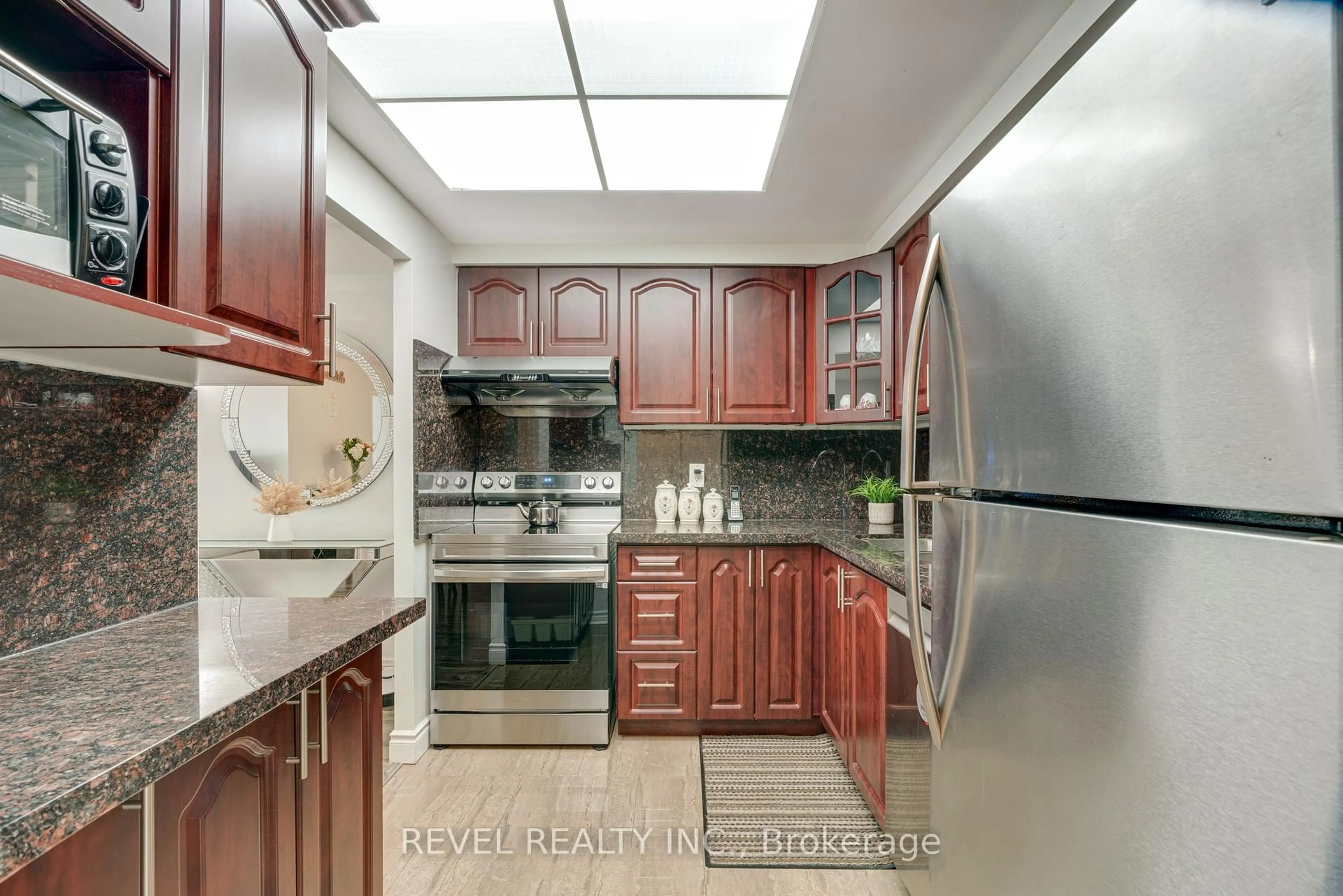 Standard kitchen, ceramic/tile floor for 135 Hillcrest Ave #713, Mississauga Ontario L5B 4B1