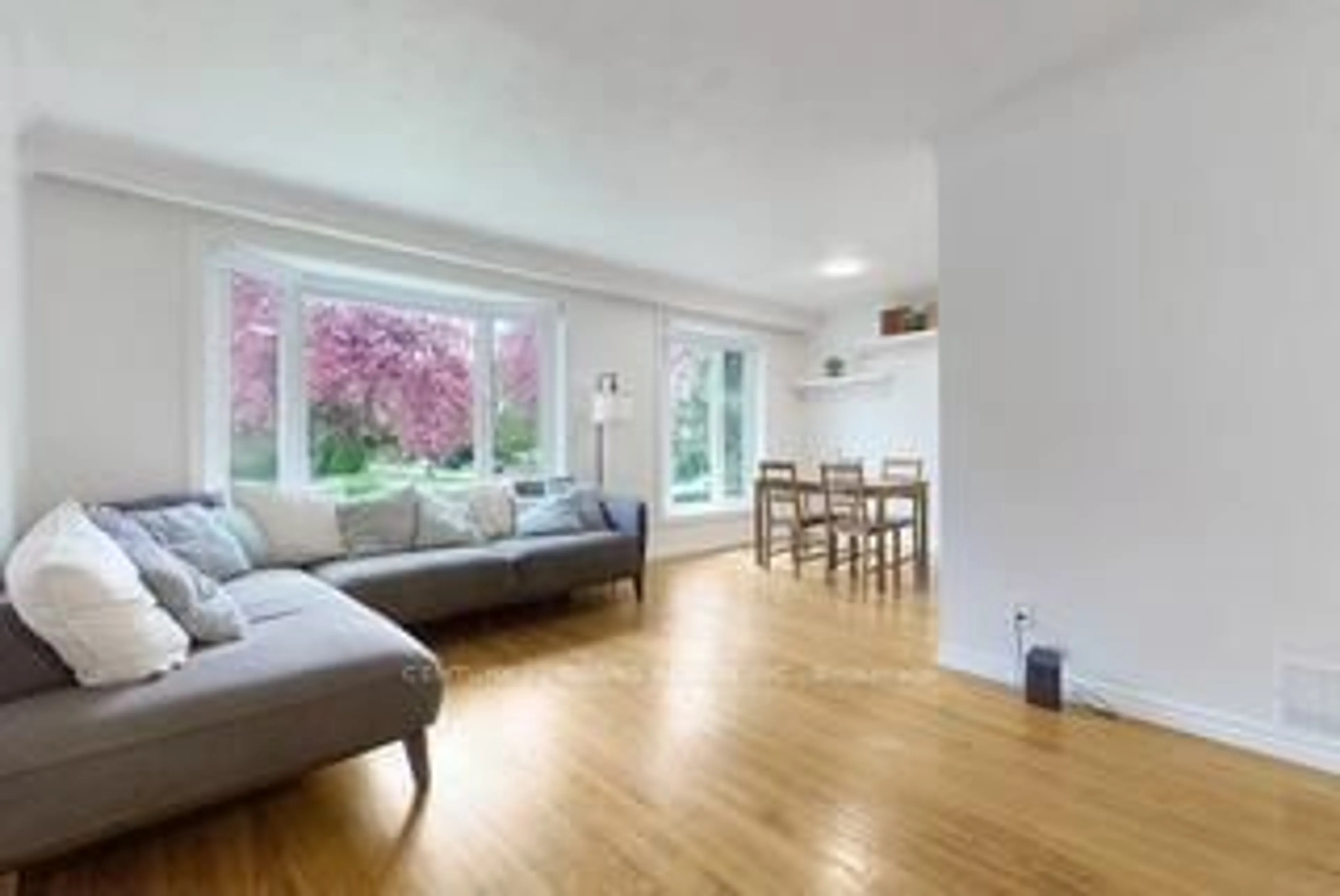 Living room with furniture, unknown for 2335 Bostock Cres, Mississauga Ontario L5J 3S8