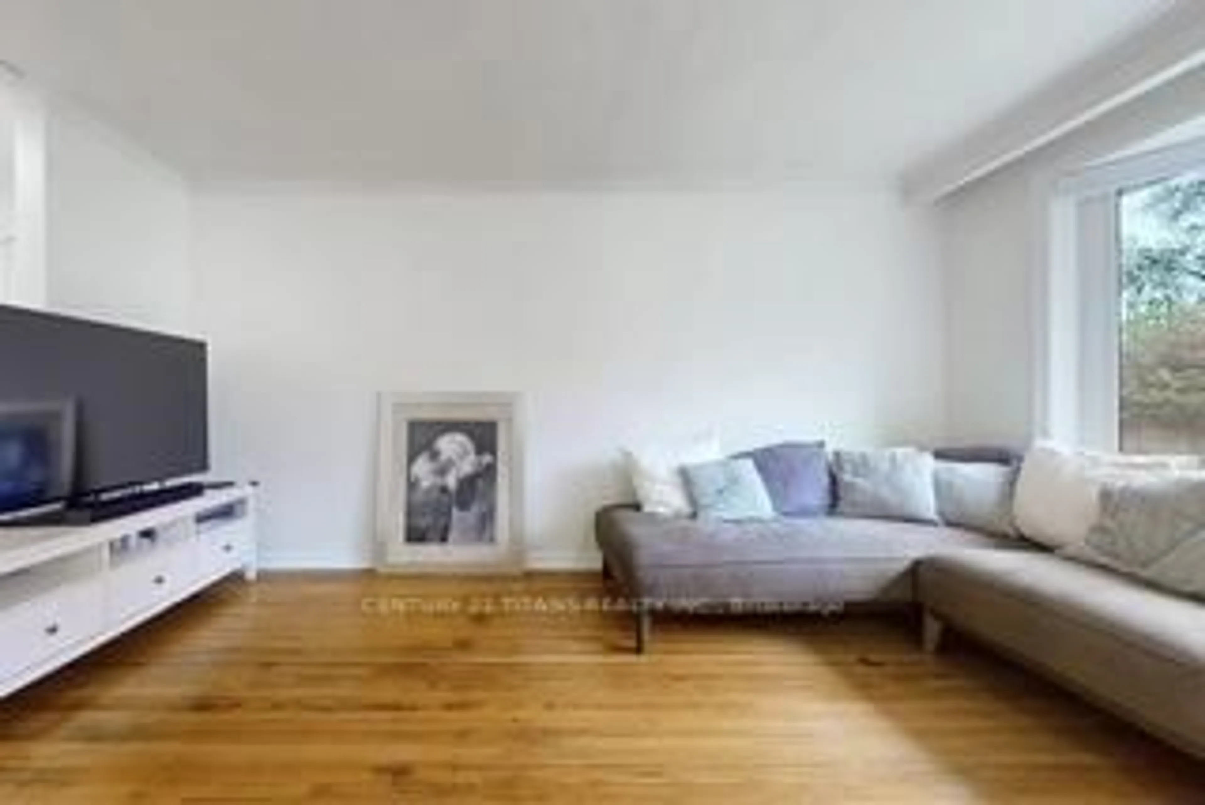Living room with furniture, wood/laminate floor for 2335 Bostock Cres, Mississauga Ontario L5J 3S8