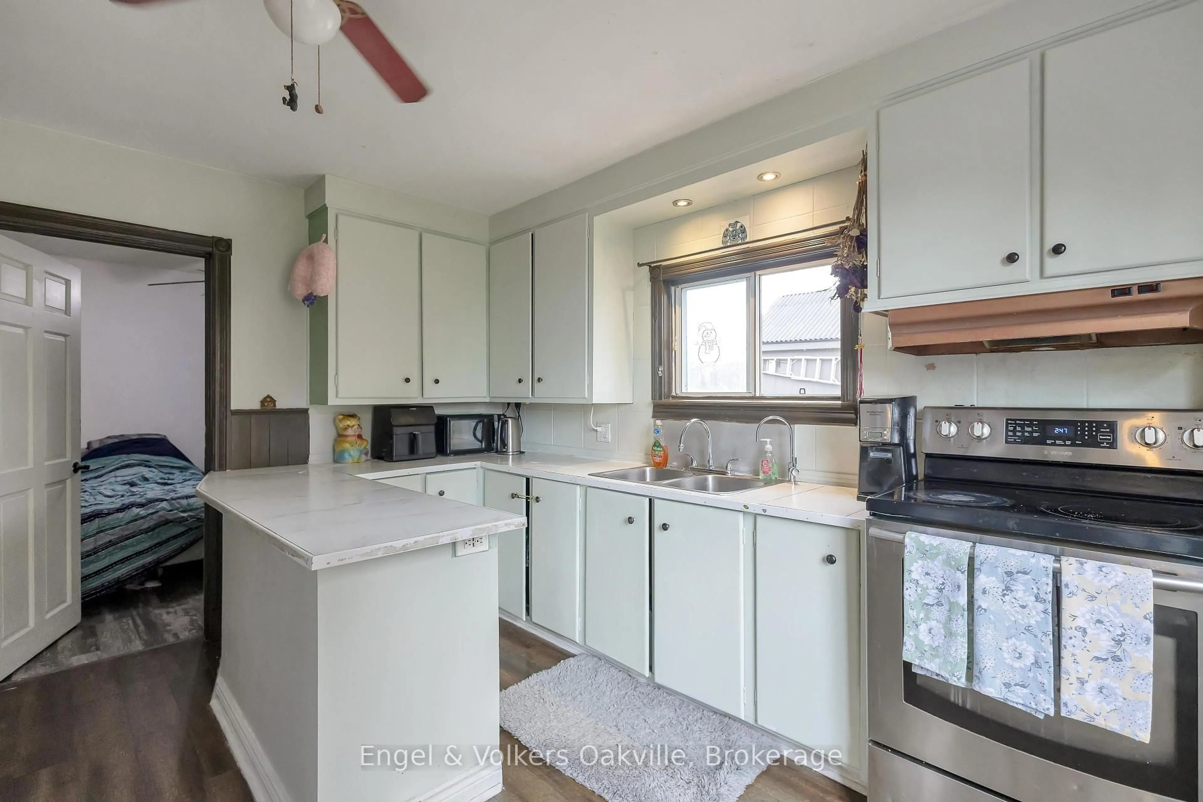 Open concept kitchen, unknown for 9 Guelph St, Halton Hills Ontario L7G 3Y8