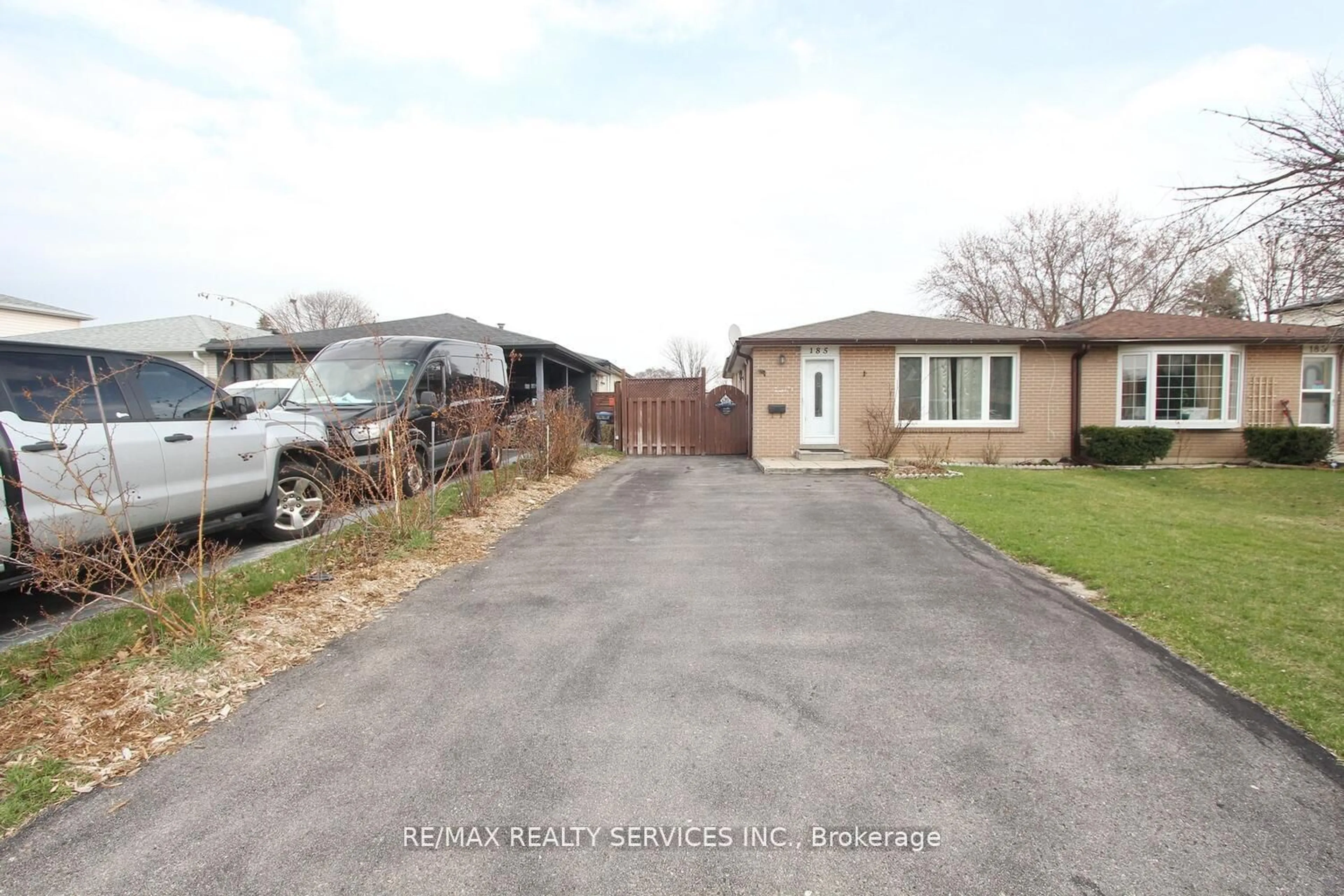 A pic from outside/outdoor area/front of a property/back of a property/a pic from drone, street for 185 Earnscliffe Circ, Brampton Ontario L6T 2B6